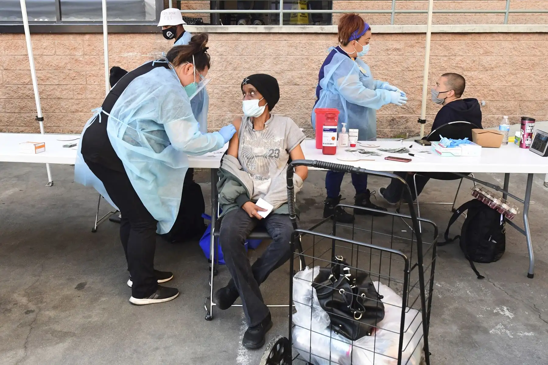 Un profesional de la salud ocupacional vacuna a un empleado con una dosis de la vacuna AstraZeneca Covid-19 en un centro de salud para empleados de los sectores de publicidad y comunicación, en París el 25 de febrero de 2021. Foto: AFP