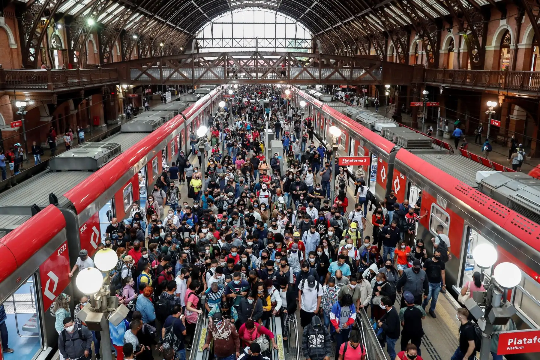 Decenas de pasajeros desembarcan del tren en la estación Luz, en el centro de Sao Paulo, Brasil. Un año después del primer caso de coronavirus, que fue además el primero de América Latina, el 26 de febrero del 2021. Foto: EFE