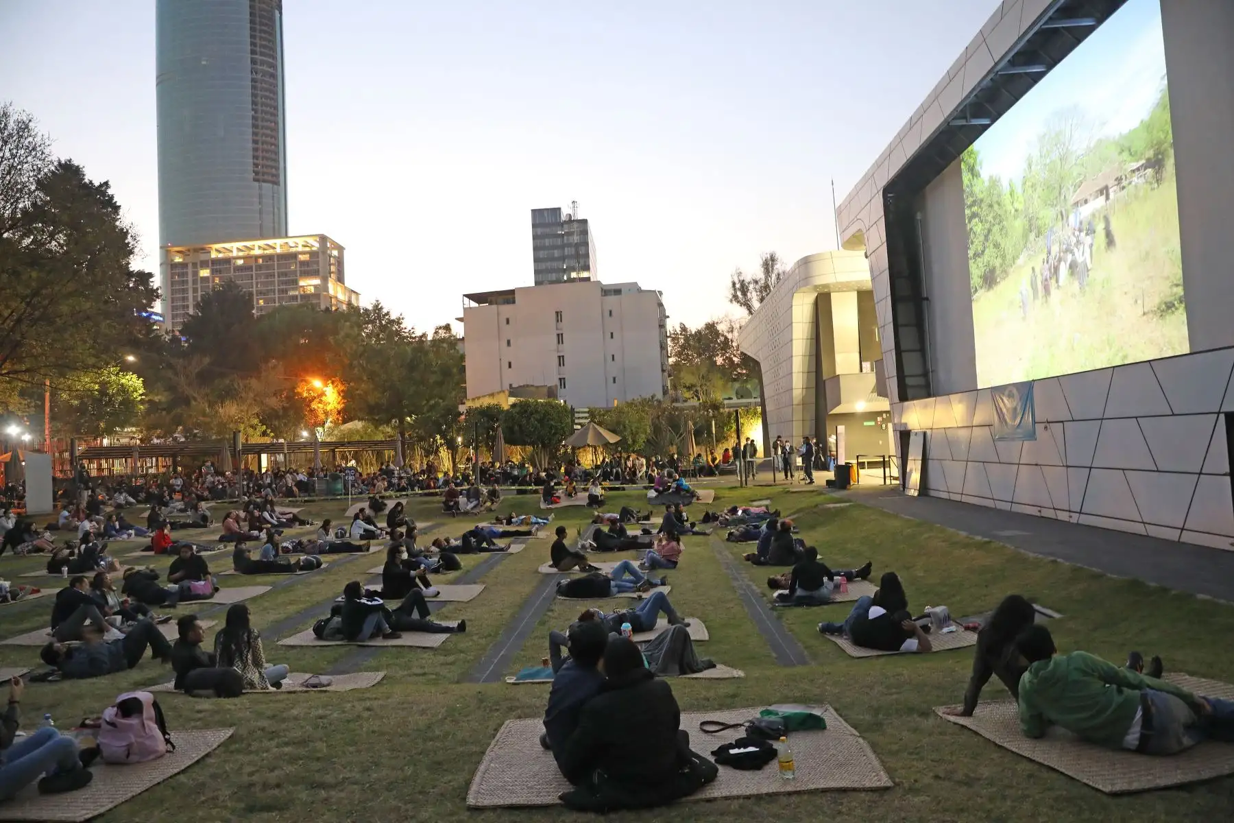Personas asisten a una función de cine al aire libre como medida sanitaria, en la Cineteca Nacional en la Ciudad de México. Foto: EFE