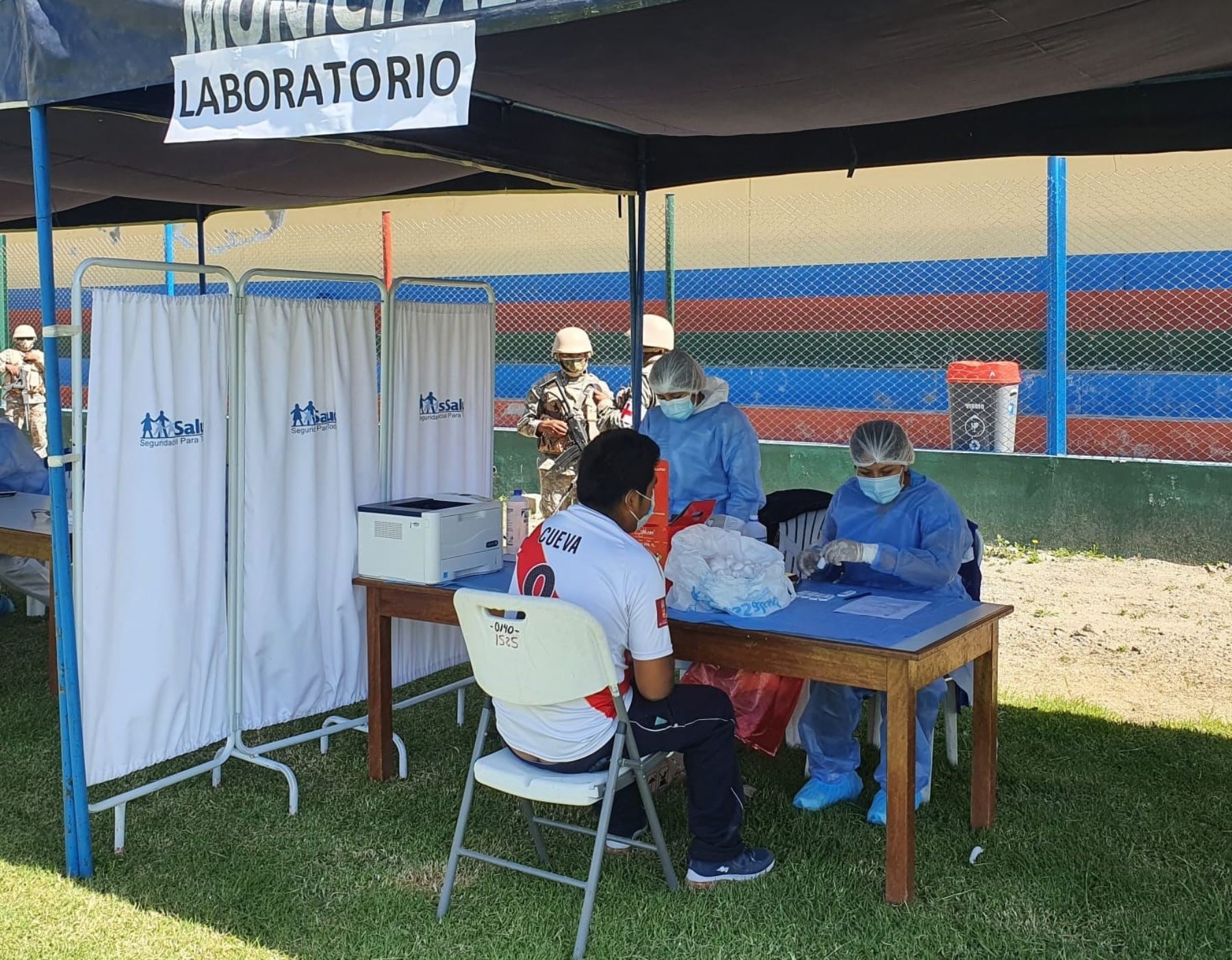 EsSalud concluye la primera fase de la vacunación contra la covid-19 a su personal que trabaja en Moquegua.