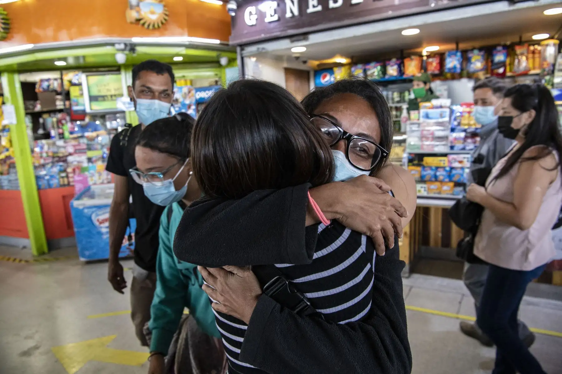 La migrante venezolana Anyier, de 40 años, abraza a su prima a su llegada a la terminal de buses de Santiago, en Chile. Foto: AFP