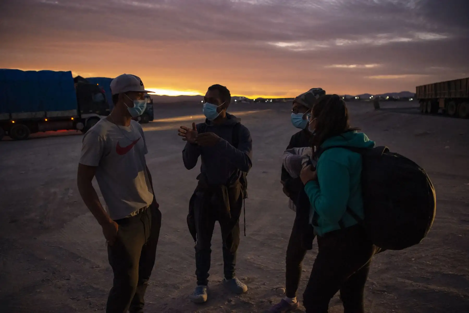 La migrante venezolana Rubi G. Reinaldo, 26; Anyier, 40, y su hija Danyierly, de 14; conversan sobre su viaje a Iquique antes de retomar su caminata en Huara, Chile. Foto: AFP