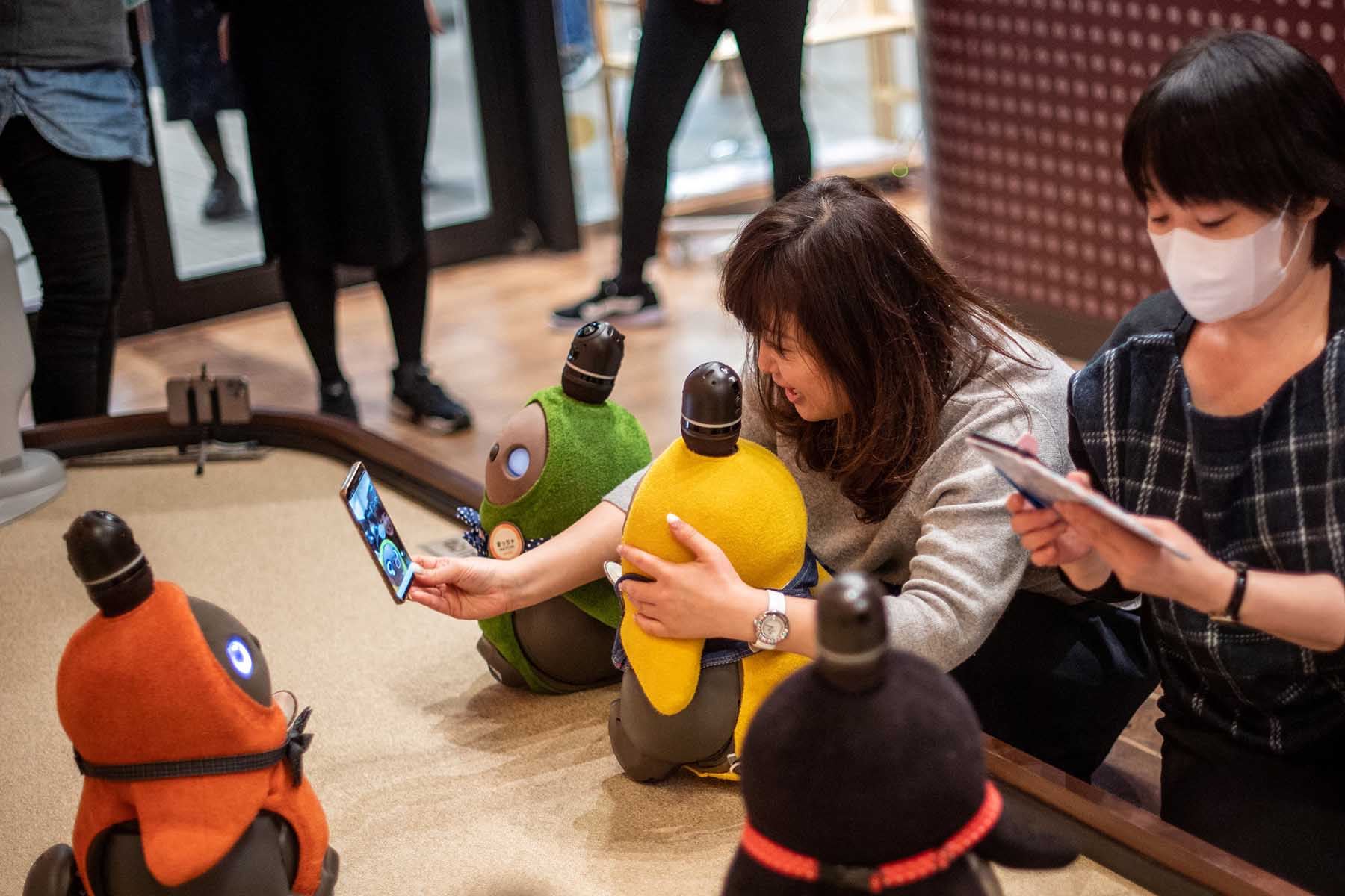 Los estudios han demostrado que los robots para mascotas fabricados en Japón pueden reconfortar a las personas con demencia.  Foto: AFP