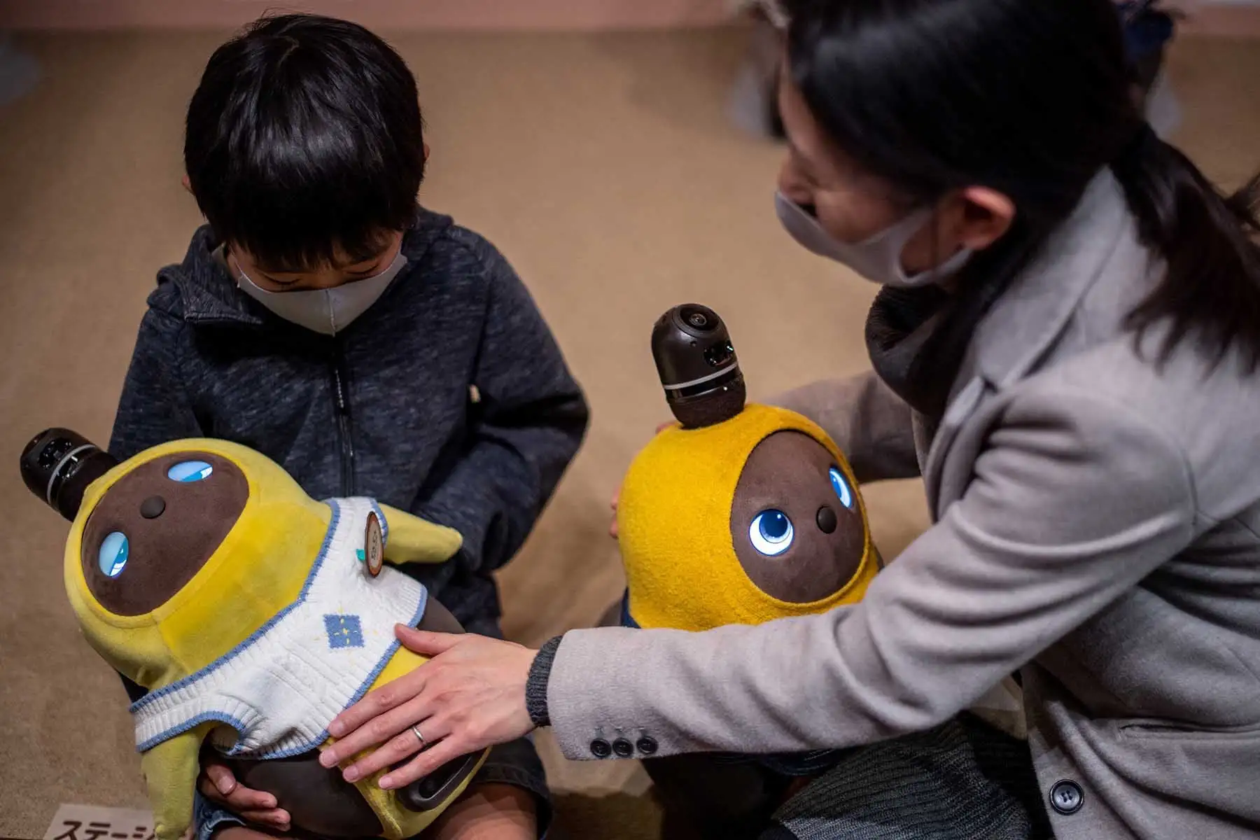 Los estudios han demostrado que los robots para mascotas fabricados en Japón pueden reconfortar a las personas con demencia.  Foto: AFP