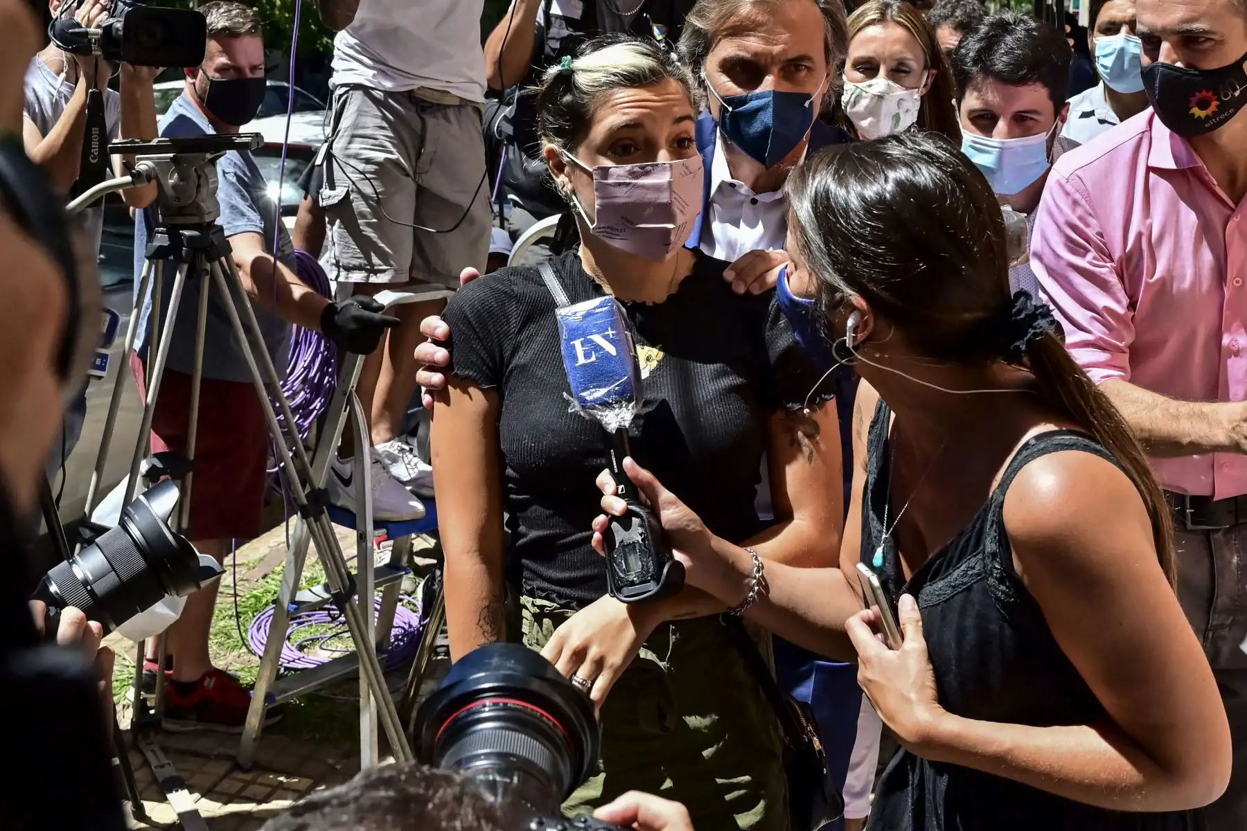Hija de Valeria Sabalain y a quien Maradona reconoció a sus 12 años, declaró luego de la partida de su hermana y también se retiró sin hablar con la prensa. Foto: AFP