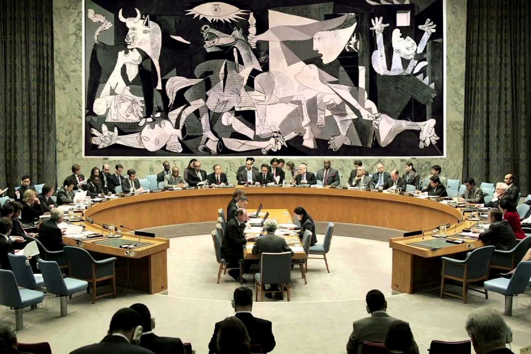La presencia del tapiz, cerca del cual pasaban regularmente presidentes, ministros y embajadores ante el Consejo de Seguridad, tenía por objeto sensibilizarlos sobre la tragedia de la guerra. Foto: Internet