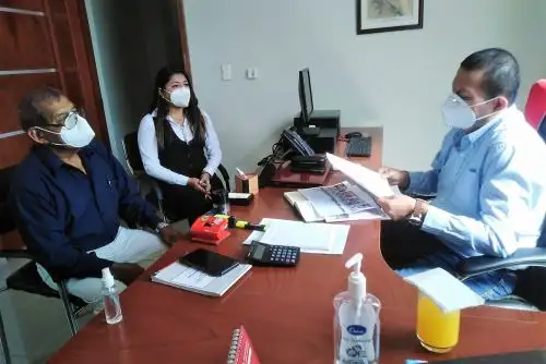 Gobernador regional de Lambayeque (e), Luis Díaz Bravo, recibe al alcalde de Pimentel.