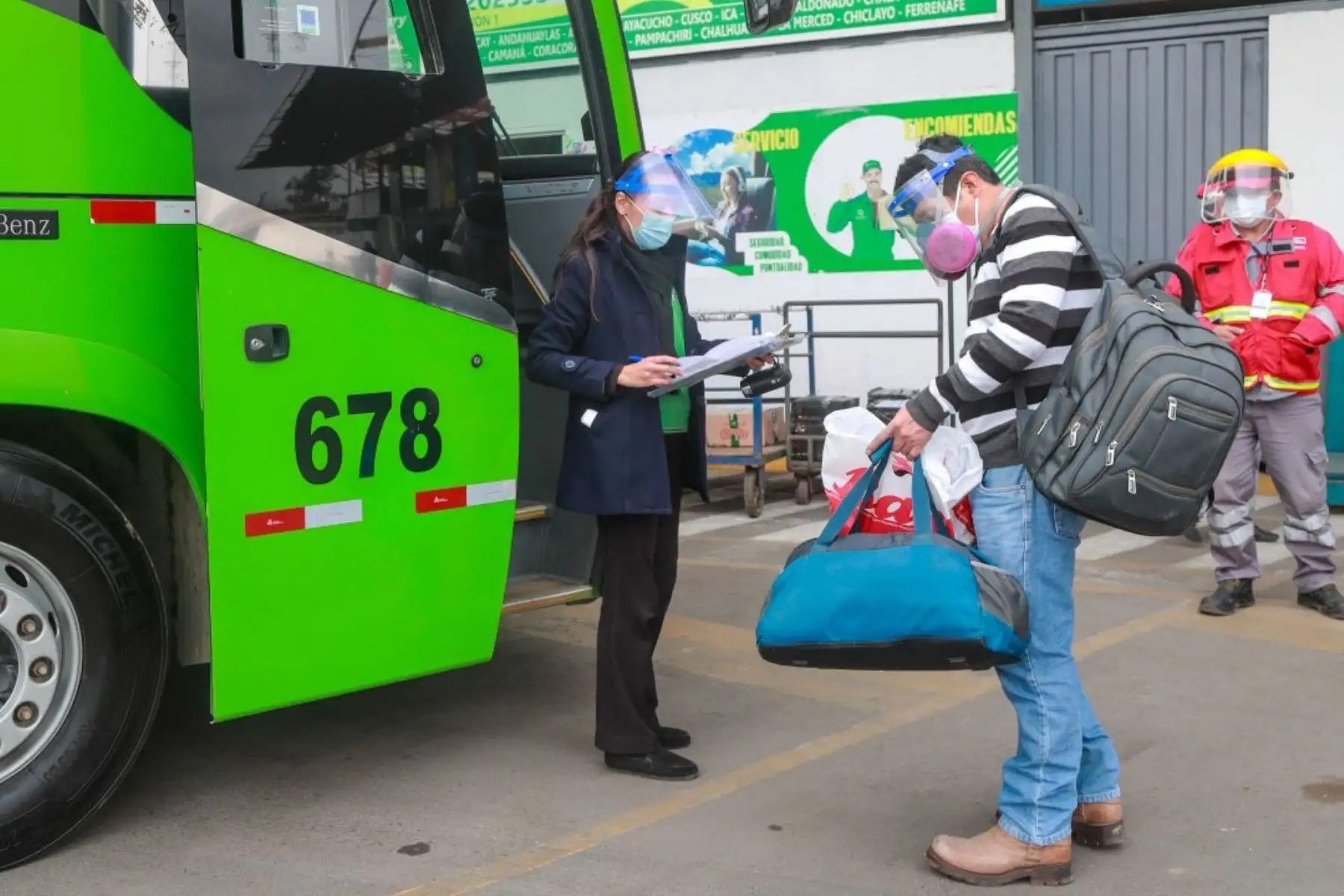 En Semana Santa, el servicio de transporte interprovincial de pasajeros vía terrestre y aérea en todo el país se suspenderá desde el jueves 1 hasta el sábado 3 de abril, independientemente de los niveles de riesgo de contagio (extremo, muy alto o alto) en el que se encuentran las provincias y regiones. ANDINA/Difusión