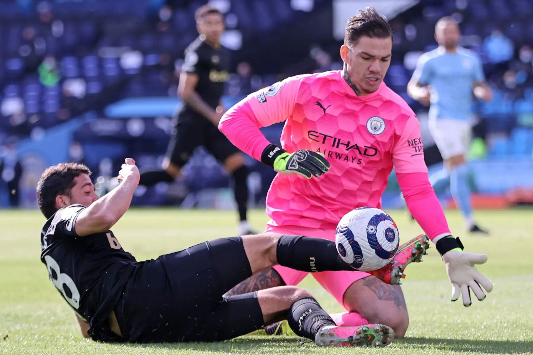 El centrocampista español del West Ham United, Pablo Fornals, no logra superar al portero brasileño del Manchester City, Ederson, durante el partido de fútbol de la Premier League inglesa entre el Manchester City y el West Ham.
Foto: AFP