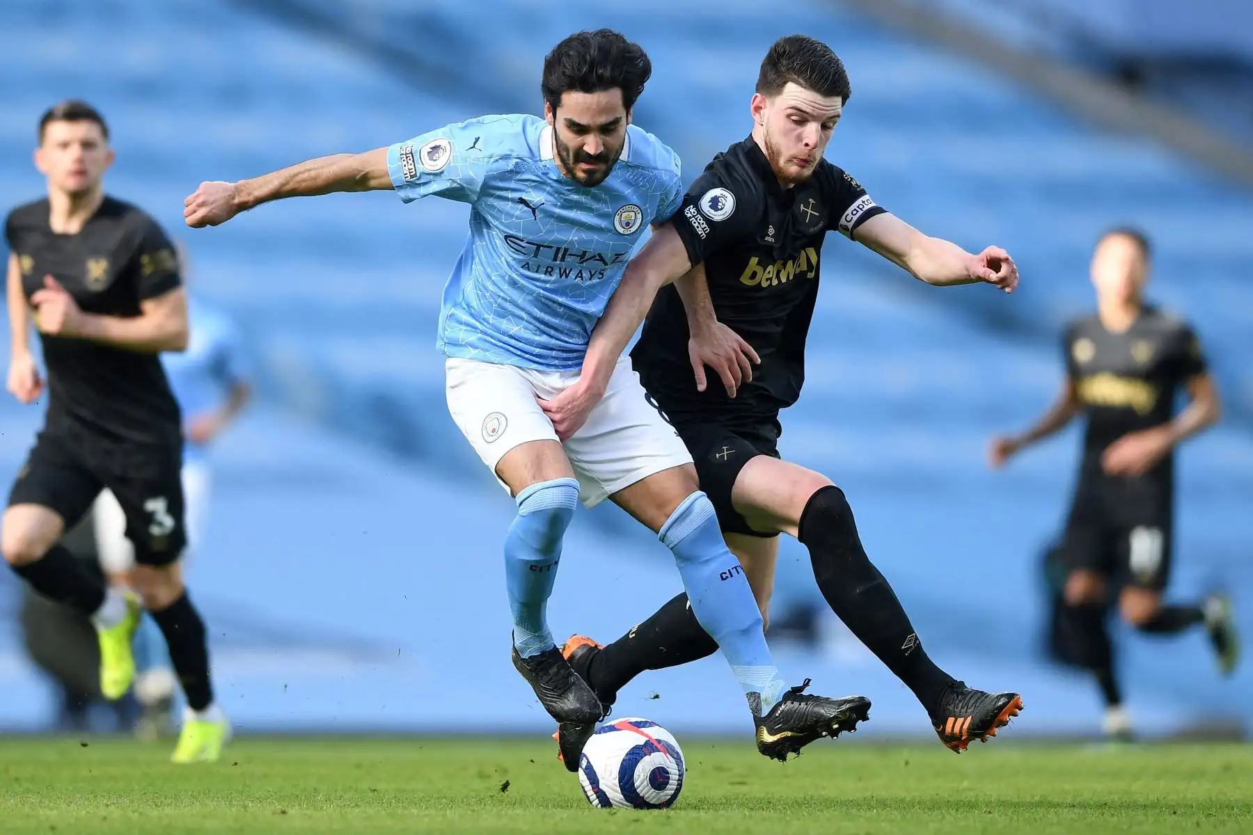 El mediocampista alemán del Manchester City, Ilkay Gundogan, Compite con el mediocampista inglés del West Ham United, Declan Rice, durante el partido de fútbol de la Premier League inglesa entre el Manchester City y el West Ham.
Foto: AFP