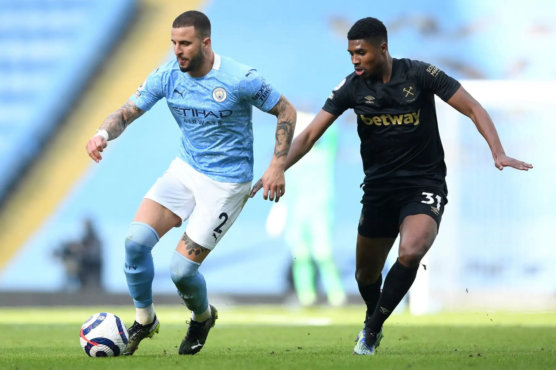 El defensor inglés del West Ham United, Ben Johnson, compite con el defensor inglés del Manchester City, Kyle Walker, durante el partido de fútbol de la Premier League inglesa entre el Manchester City y el West Ham.
Foto: AFP