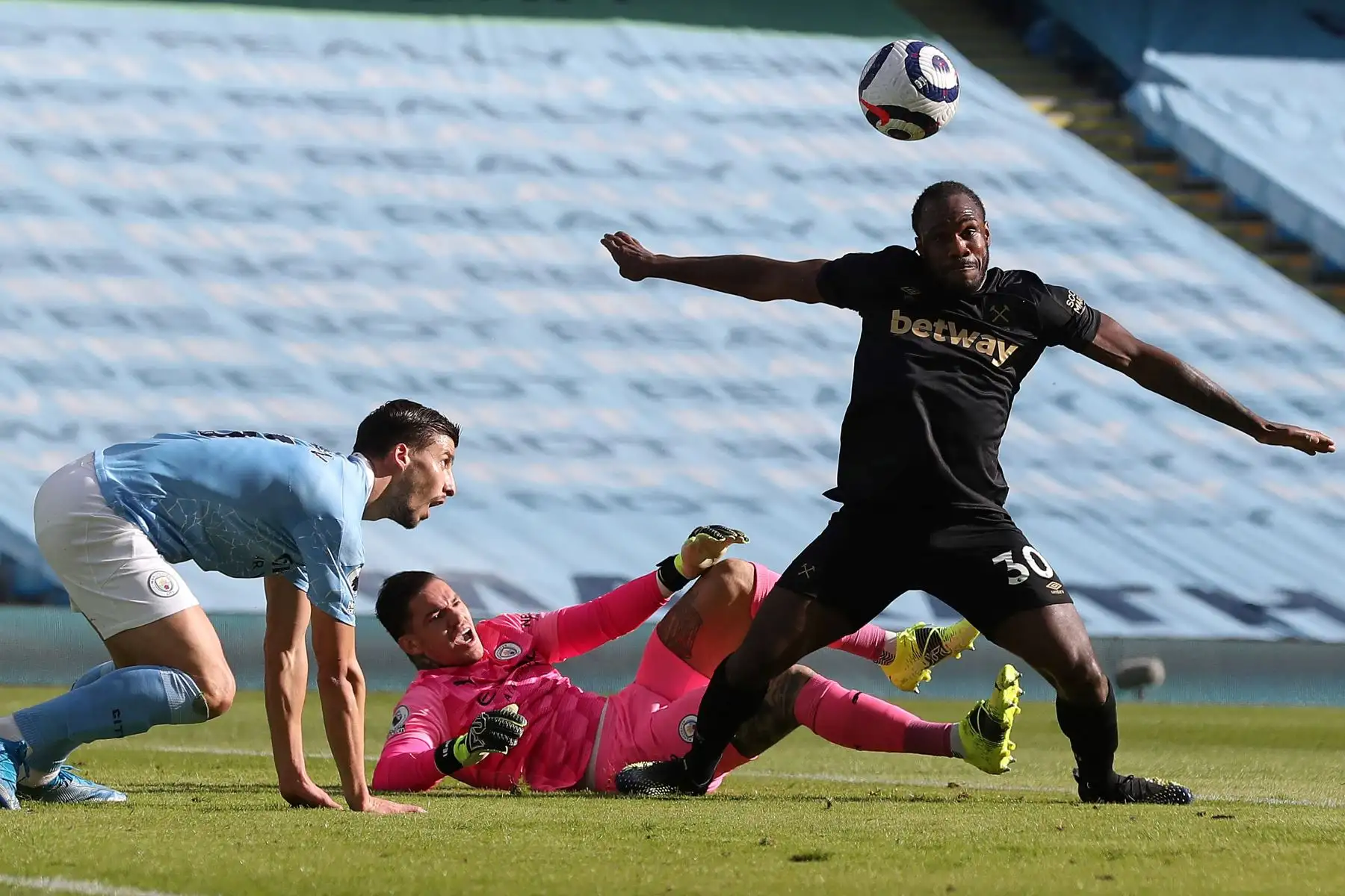 El centrocampista inglés del West Ham United Michail Antonio, no logra anotar más allá del portero brasileño del Manchester City Ederson, durante el partido de fútbol de la Premier League inglesa entre el Manchester City y el West Ham.
Foto: AFP