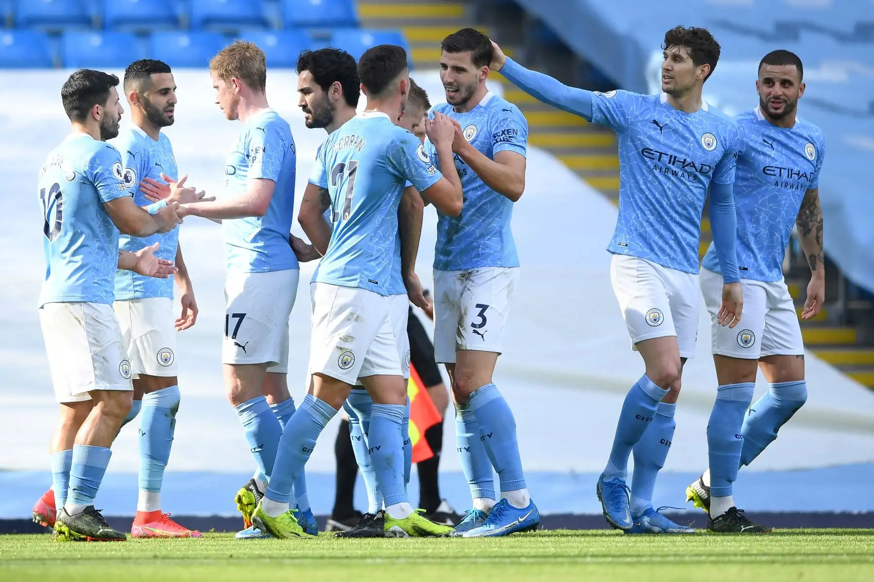 El defensor portugués del Manchester City Ruben Dias celebra el gol de apertura durante el partido de fútbol de la Premier League inglesa entre el Manchester City y el West Ham.
Foto: AFP