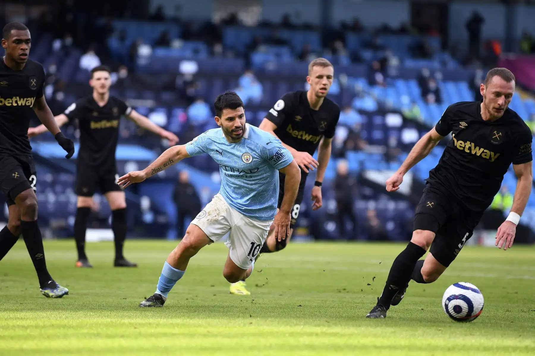 El delantero argentino del Manchester City Sergio Agüero compite con el defensor checo del West Ham United Vladimir Coufal (R) durante el partido de fútbol de la Premier League inglesa entre el Manchester City.
Foto: AFP