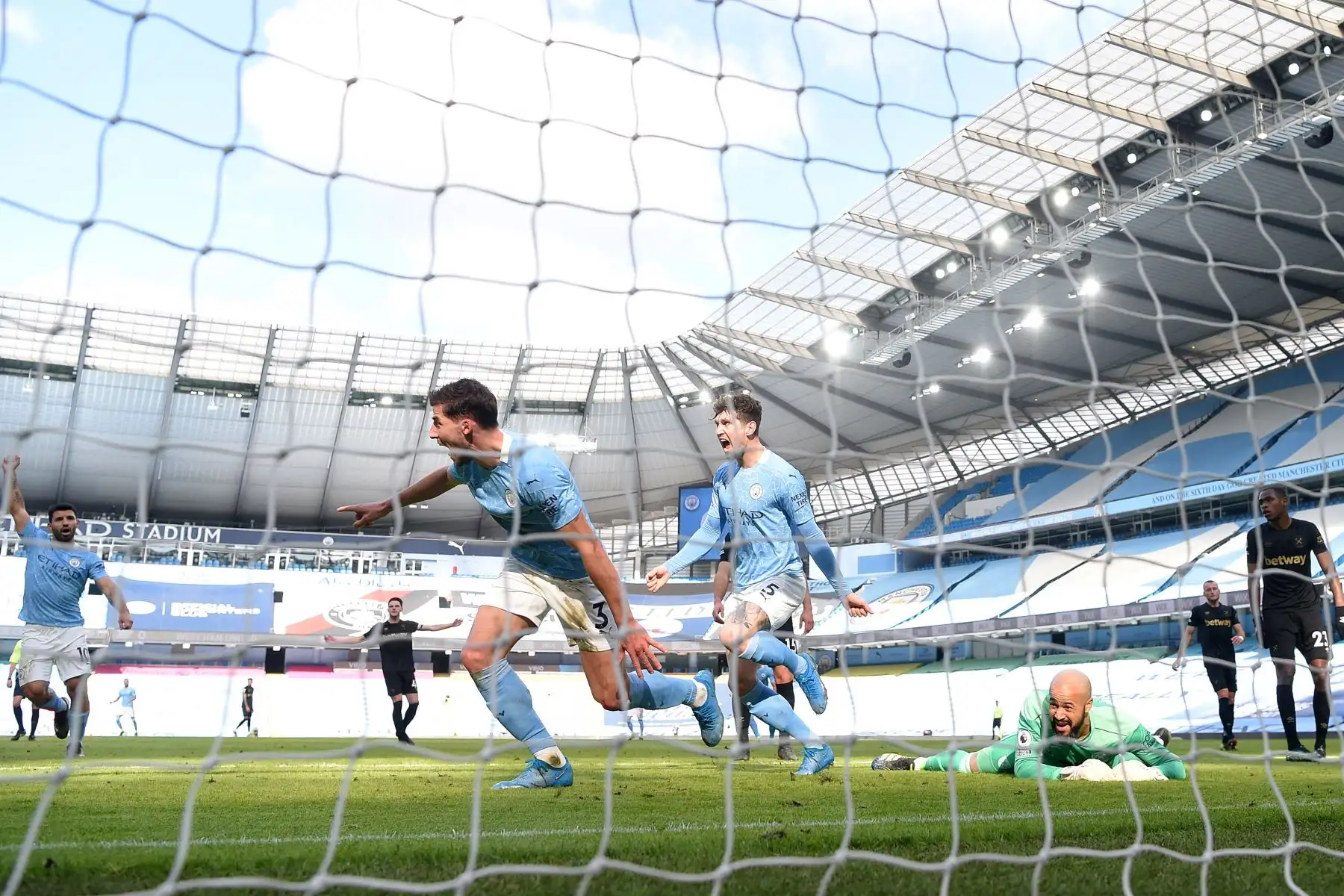 El defensor portugués del Manchester City Ruben Dias  celebra el gol de apertura durante el partido de fútbol de la Premier League inglesa entre el Manchester City y el West Ham.
Foto. AFP