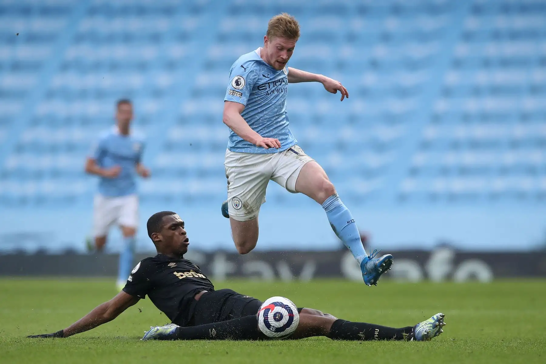 El centrocampista belga del Manchester City Kevin De Bruyne se lanza a un desafío del defensor francés del West Ham United, Issa Diop, durante el partido de fútbol de la Premier League inglesa entre el Manchester City y el West Ham.
Foto: AFP