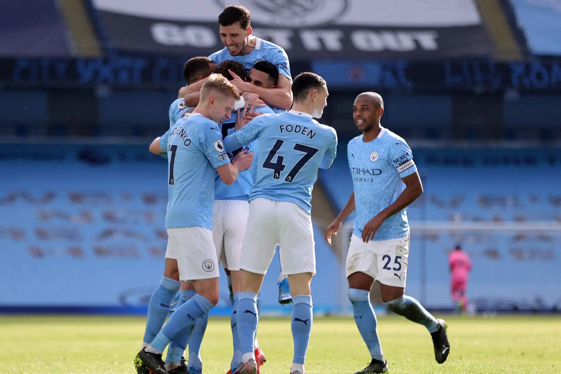 El defensa inglés del Manchester City, John Stones, es acosado por sus compañeros de equipo después de anotar su segundo gol durante el partido de fútbol de la Premier League inglesa entre el Manchester City y el West Ham.
Foto: AFP