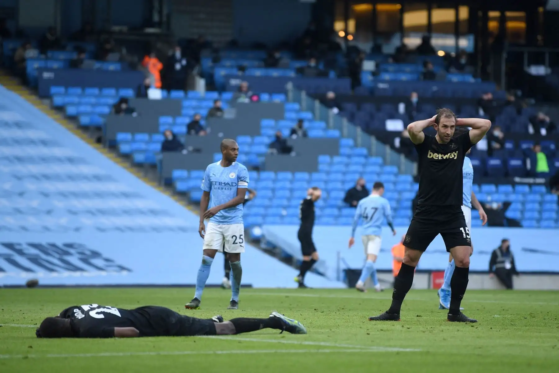 El defensa francés del West Ham United, Issa Diop Y el defensa inglés del West Ham United, Craig Dawson, reaccionan después de una oportunidad perdida durante el partido de fútbol de la Premier League inglesa entre el Manchester City y el West Ham.
Foto: AFP