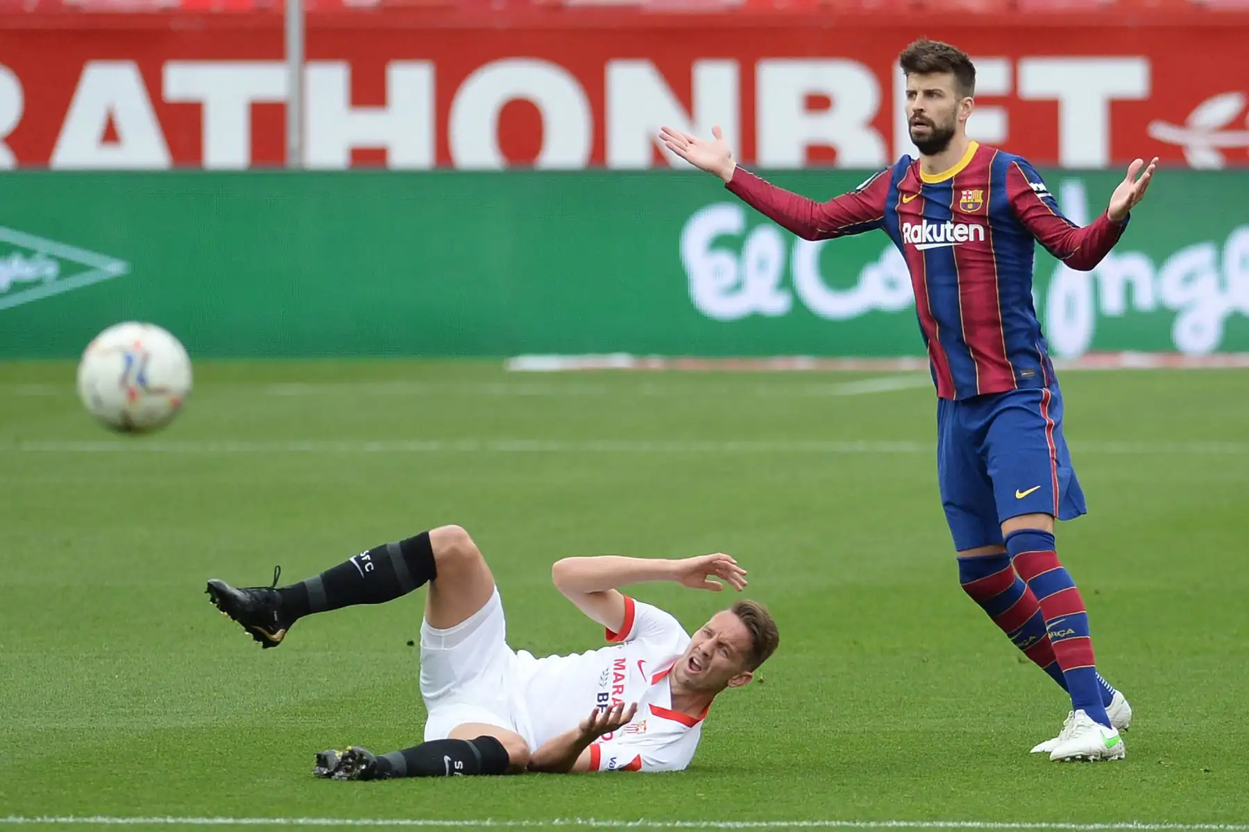 El defensor español del Barcelona Gerard Piqué reacciona cuando el delantero holandés del Sevilla Luuk De Jong cae durante el partido de fútbol de la liga española entre el Sevilla FC y el FC Barcelona en el estadio Ramón Sánchez Pizjuan de Sevilla.
Foto: AFP