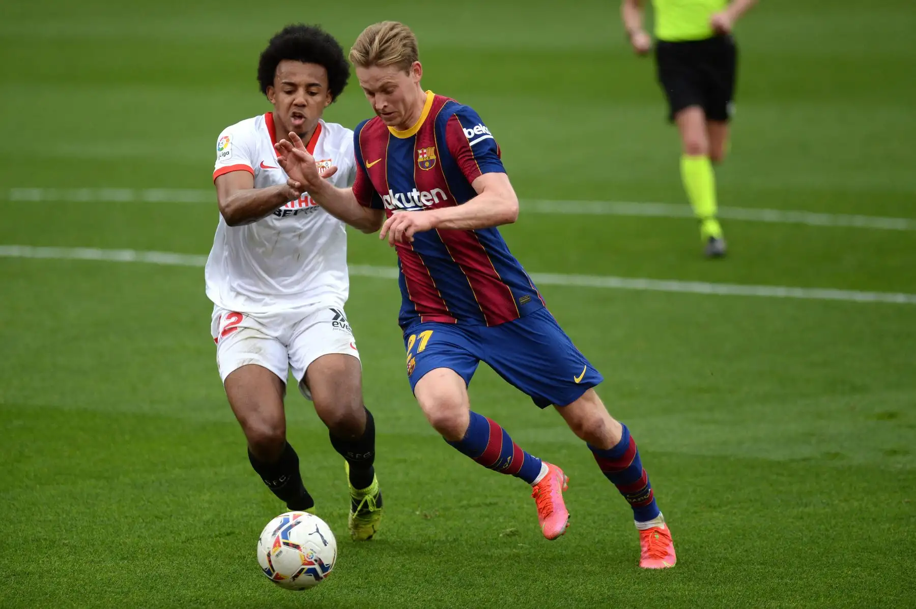El defensor francés del Sevilla Jules Kounde desafía al delantero holandés del Sevilla Luuk De Jong durante el partido de fútbol de la liga española entre el Sevilla FC y el FC Barcelona en el estadio Ramón Sánchez Pizjuan de Sevilla.
Foto:AFP