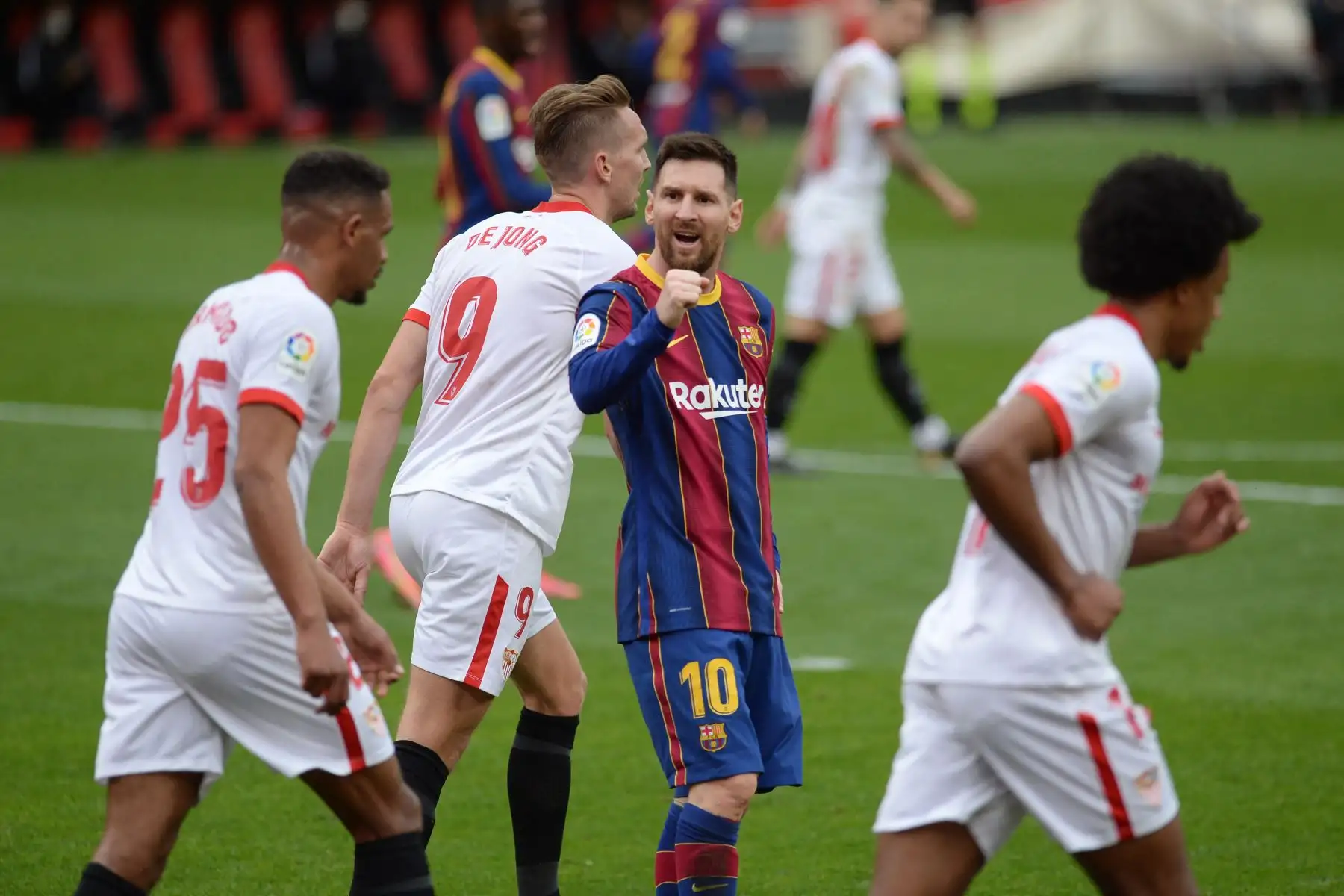 El delantero argentino del Barcelona Lionel Messi  reacciona durante el partido de fútbol de la liga española entre el Sevilla FC y el FC Barcelona en el estadio Ramón Sánchez Pizjuan de Sevilla.
Foto: AFP