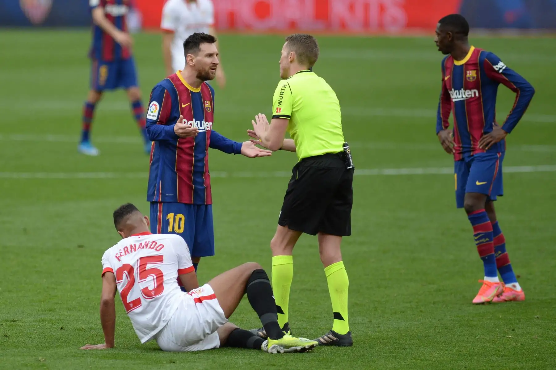 El delantero argentino del Barcelona Lionel Messi habla con el árbitro español Alejandro Hernández durante el partido de fútbol de la liga española entre el Sevilla FC y el FC Barcelona en el estadio Ramón Sánchez Pizjuan de Sevilla.
Foto: AFP
