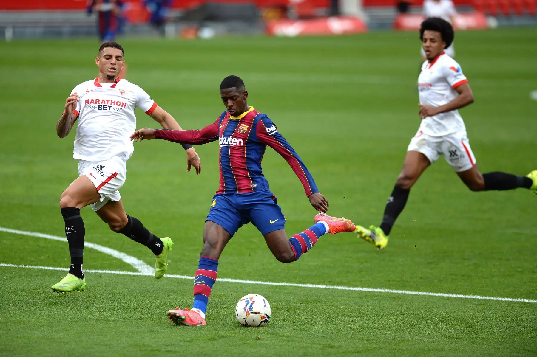 El delantero francés del Barcelona Ousmane Dembele marca un gol durante el partido de fútbol de la liga española entre el Sevilla FC y el FC Barcelona en el estadio Ramón Sánchez Pizjuan de Sevilla.
Foto: AFP