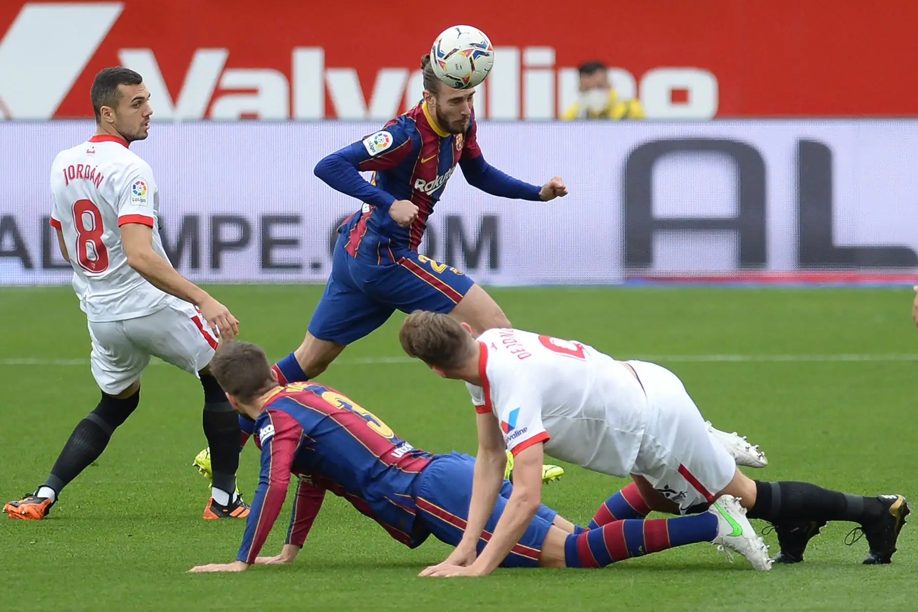 El defensor español del Barcelona Oscar Mingueza encabeza el balón durante el partido de fútbol de la liga española entre el Sevilla FC y el FC Barcelona en el estadio Ramón Sánchez Pizjuan de Sevilla.
Foto: AFP