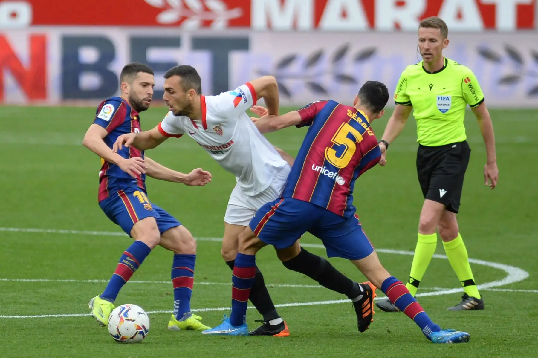 El defensor español del Barcelona Jordi Alba y el centrocampista español Sergio Busquets del Barcelona desafían al centrocampista español del Sevilla Joan Jordan Moreno durante el partido de fútbol de la liga española entre el Sevilla FC y el FC Barcelona en el estadio Ramón Sánchez Pizjuan de Sevilla.
Foto: AFP