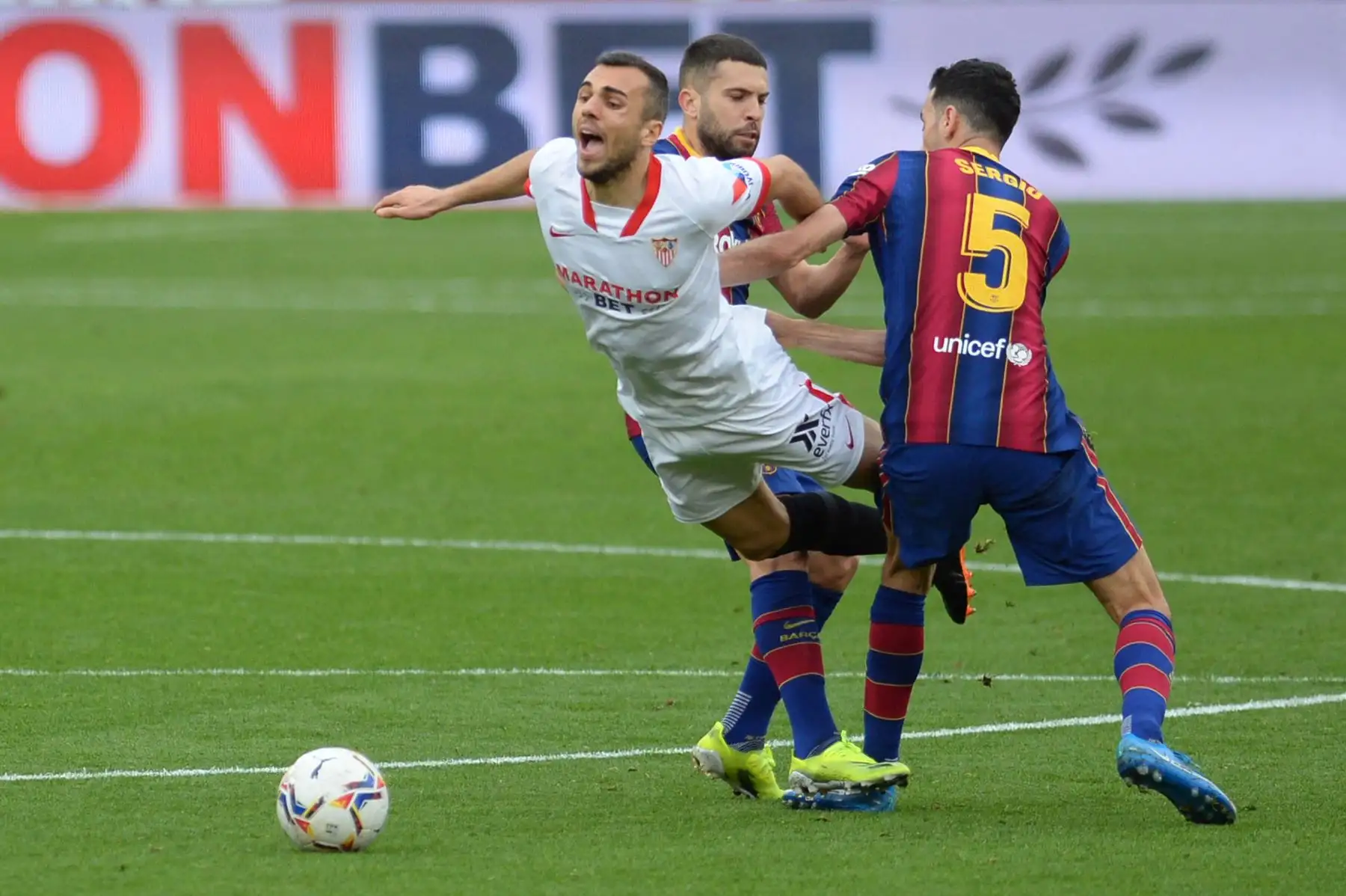 El defensor español del Barcelona Jordi Alba  y el centrocampista español Sergio Busquets del Barcelona desafían al centrocampista español del Sevilla Joan Jordan Moreno durante el partido de fútbol de la liga española entre el Sevilla FC y el FC Barcelona en el estadio Ramón Sánchez Pizjuan de Sevilla. 
Foto: AFP