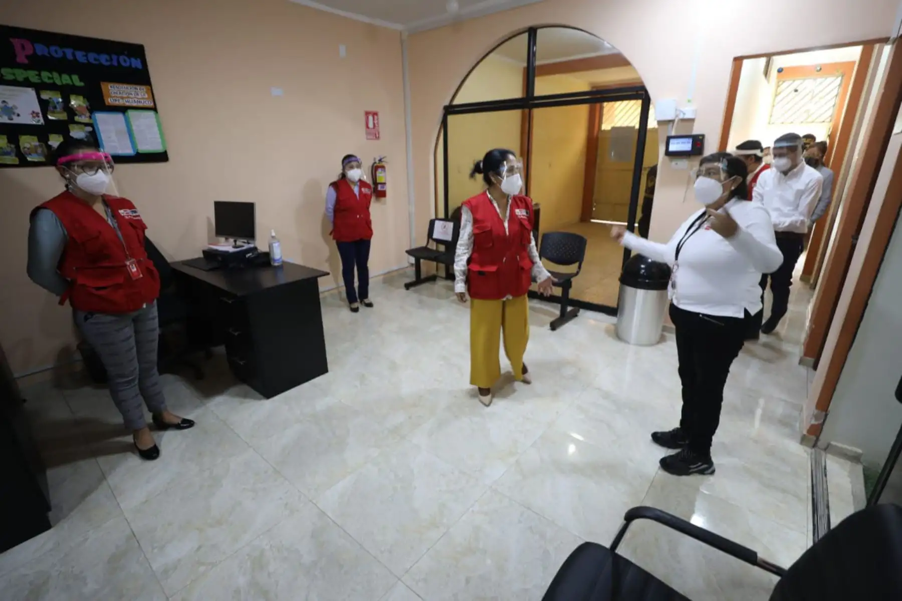 Ministra de la Mujer,  Silvia Loli supervisa jornada de vacunación contra el covid -19 a personal de primera línea y fortalece protección de poblaciones vulnerables, en la región Huánuco.
Foto: MIMP