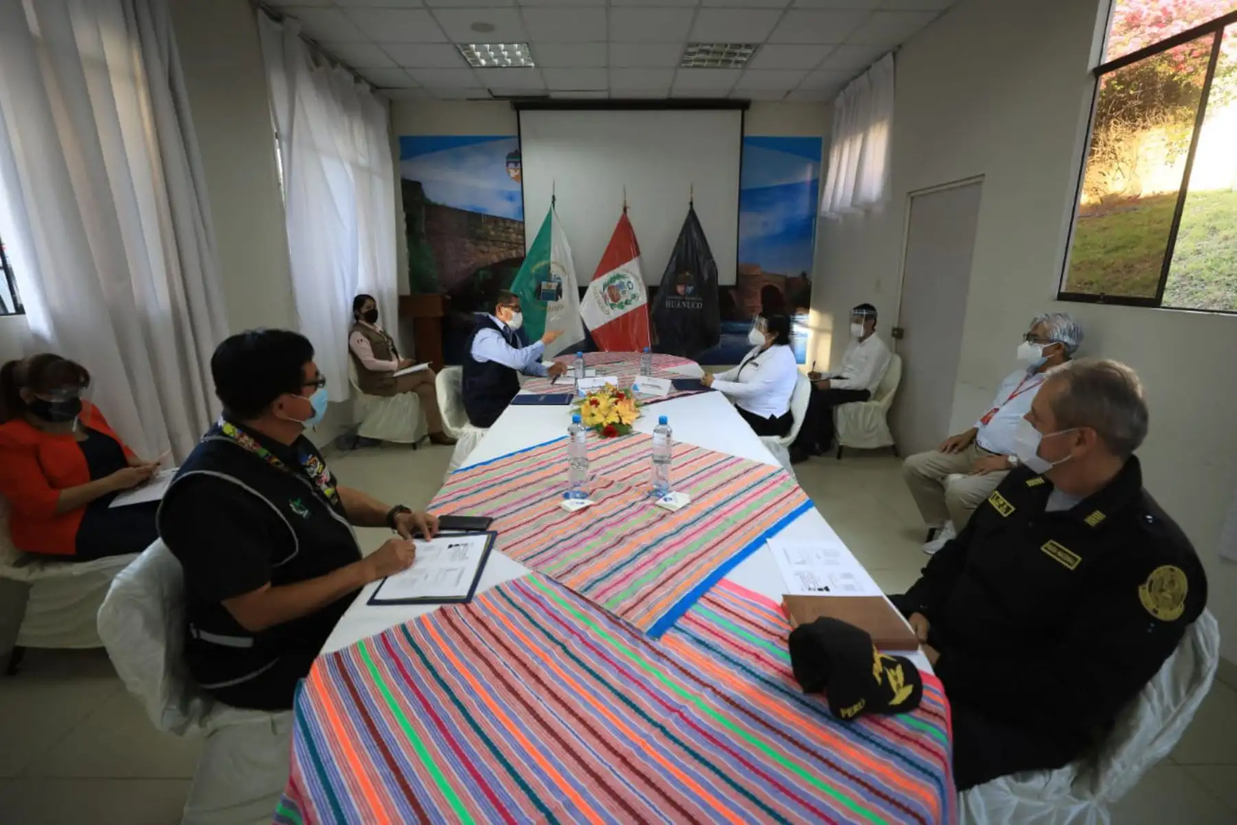 Ministra de la Mujer,  Silvia Loli supervisa jornada de vacunación contra el covid -19 a personal de primera línea y fortalece protección de poblaciones vulnerables, en la región Huánuco.
Foto: MIMP
