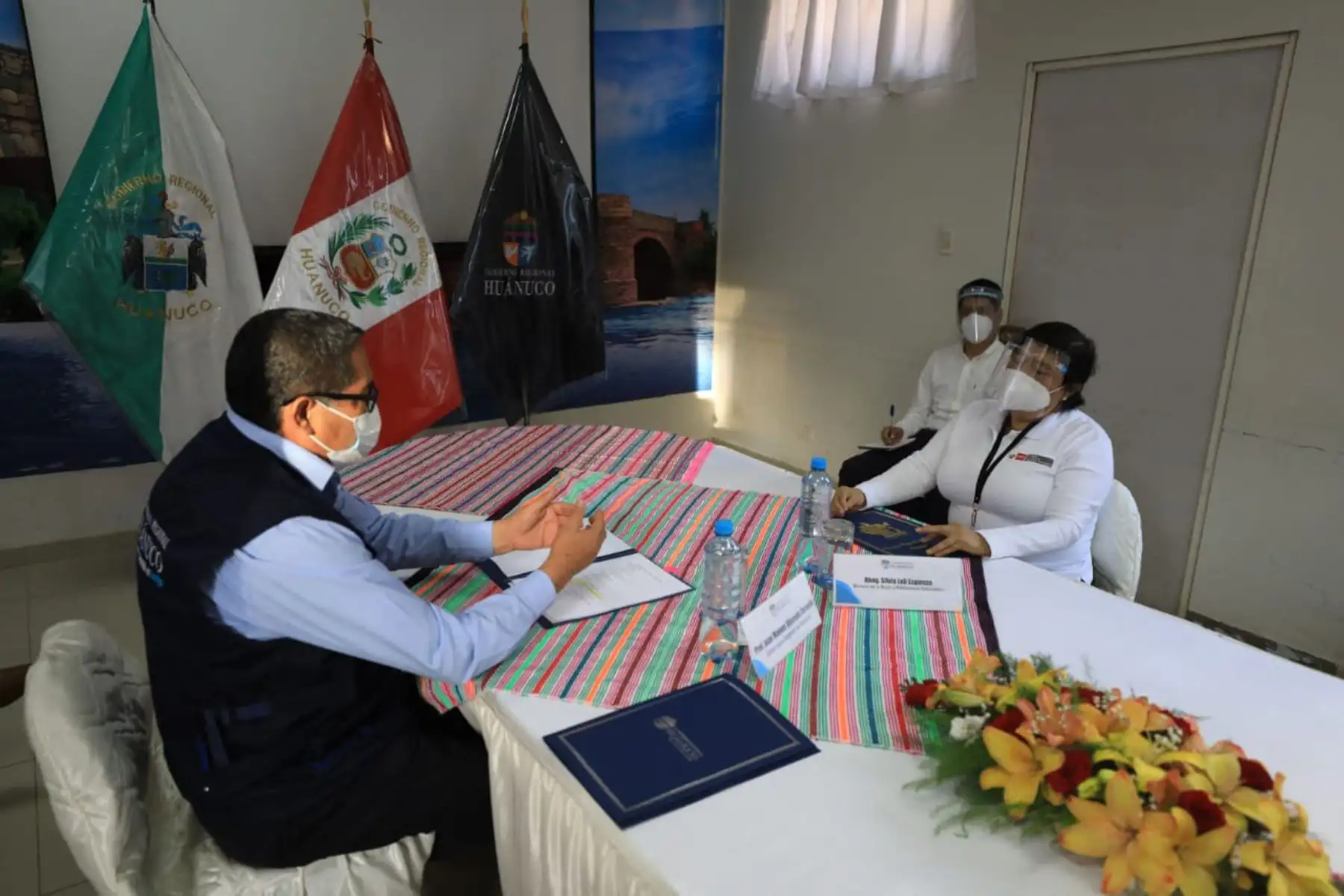 Ministra de la Mujer,  Silvia Loli supervisa jornada de vacunación contra el covid -19 a personal de primera línea y fortalece protección de poblaciones vulnerables, en la región Huánuco.
Foto: MIMP