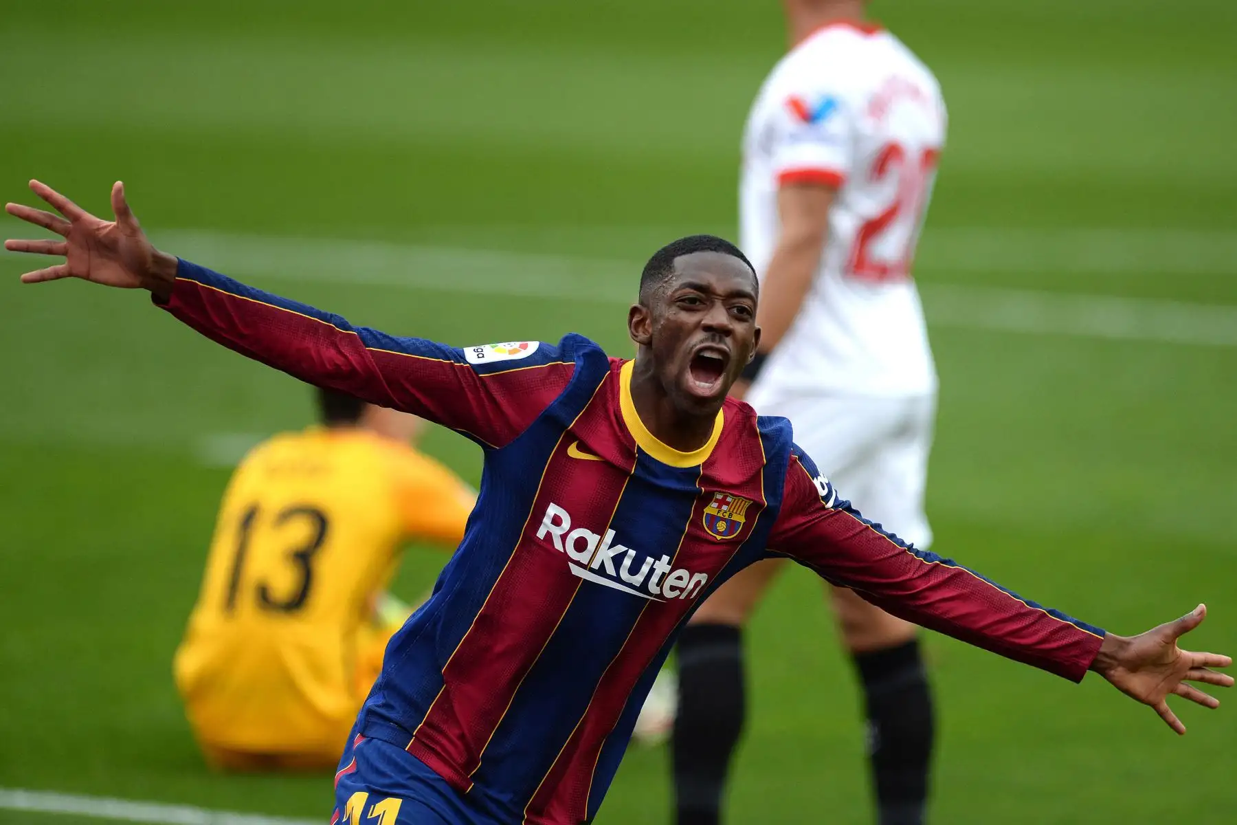 El delantero francés del Barcelona Ousmane Dembele celebra tras marcar un gol durante el partido de fútbol de la liga española entre el Sevilla FC y el FC Barcelona en el estadio Ramón Sánchez Pizjuan de Sevilla.
Foto: AFP