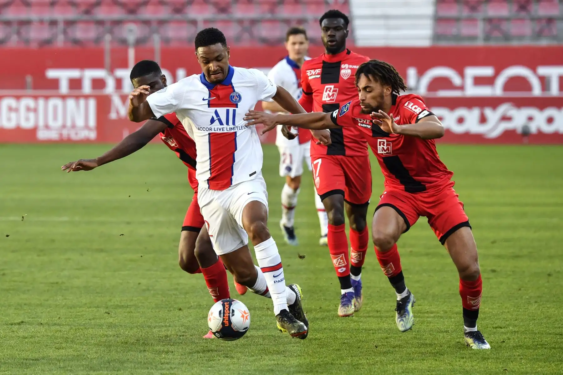 El defensor francés del Paris Saint-Germain Abdou Diallo compite por el balón con el defensor francés de Dijon Sacha Boey durante el partido de fútbol francés L1 entre Dijon (DFCO) y Paris Saint-Germain (PSG).
Foto: AFP