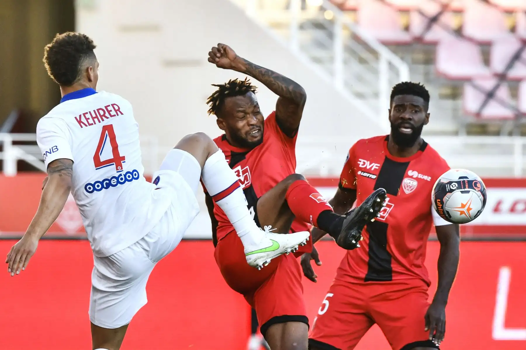 El centrocampista gabonés de Dijon Didier Ndong compite por el balón con el defensor alemán del Paris Saint-Germain Thilo Kehrer durante el partido de fútbol francés L1 entre Dijon (DFCO) y Paris Saint-Germain (PSG).
Foto: AFP
