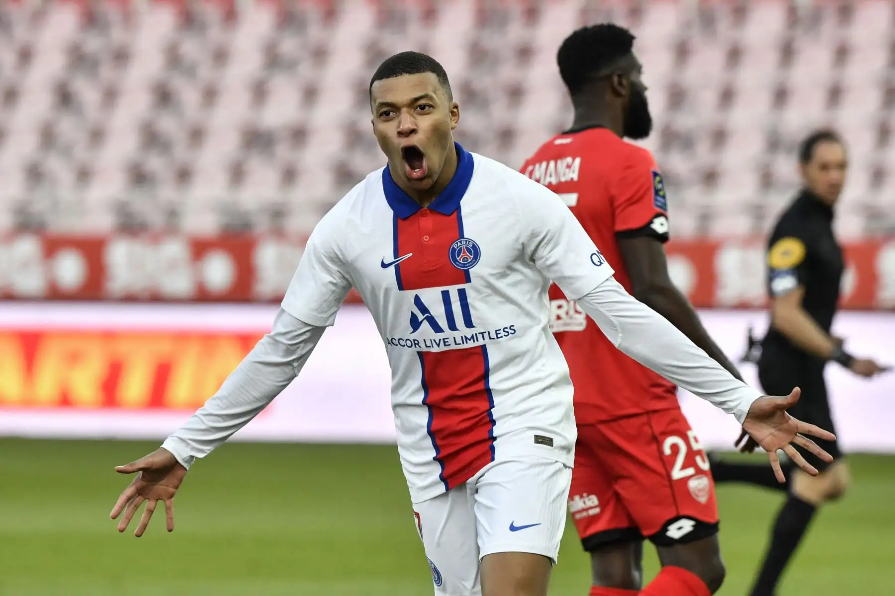 El delantero francés del Paris Saint-Germain, Kylian Mbappé, celebra tras marcar un gol durante el partido de fútbol francés L1 entre Dijon (DFCO) y Paris Saint-Germain (PSG).
Foto: AFP