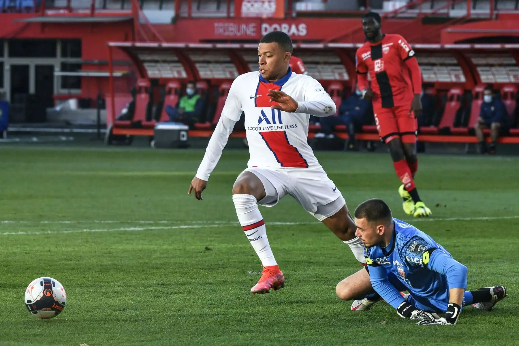 El delantero francés del Paris Saint-Germain Kylian Mbappé compite por el balón con el portero suizo de Dijon Anthony Racioppi durante el partido de fútbol francés L1 entre Dijon (DFCO) y Paris Saint-Germain (PSG).
Foto: AFP