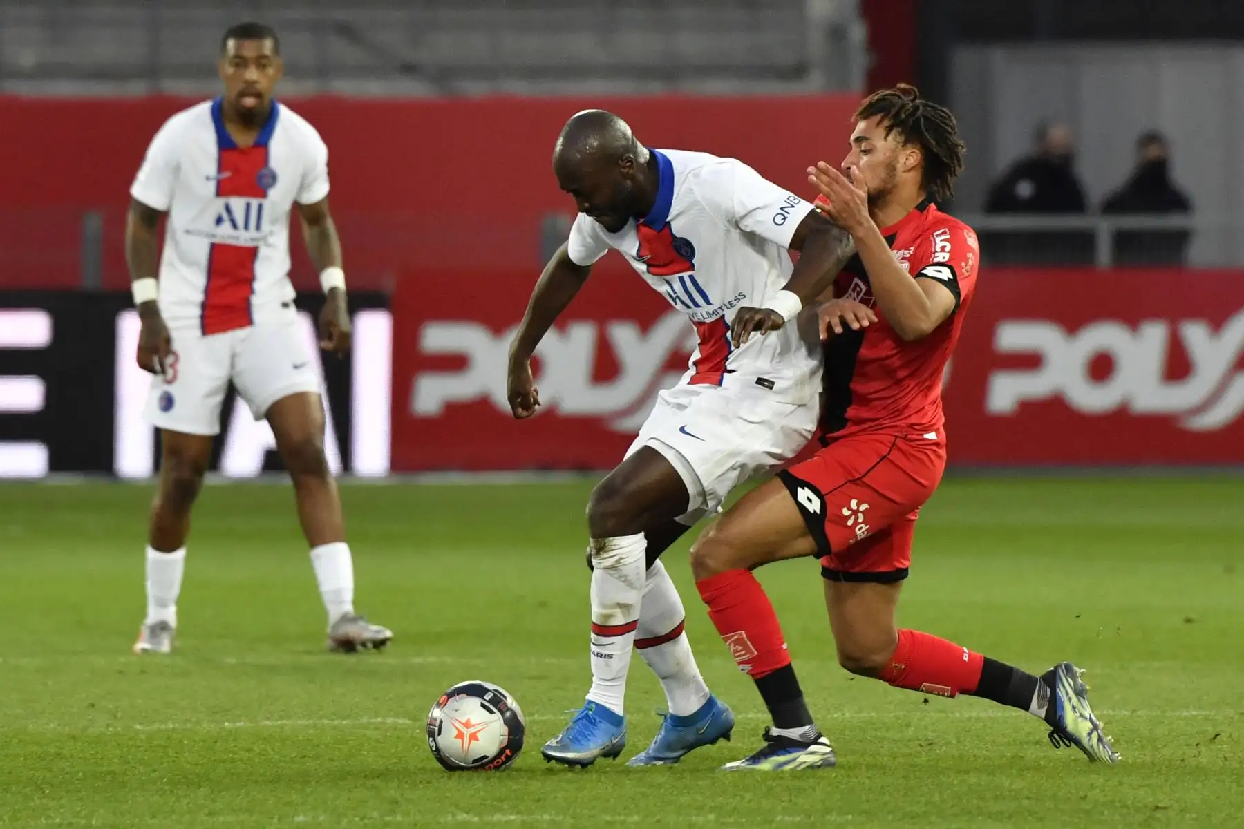 El centrocampista portugués del Paris Saint-Germain Danilo Pereira compite por el balón con el defensor francés de Dijon Sacha Boey durante el partido de fútbol L1 francés entre Dijon (DFCO) y Paris Saint-Germain (PSG).
Foto: AFP