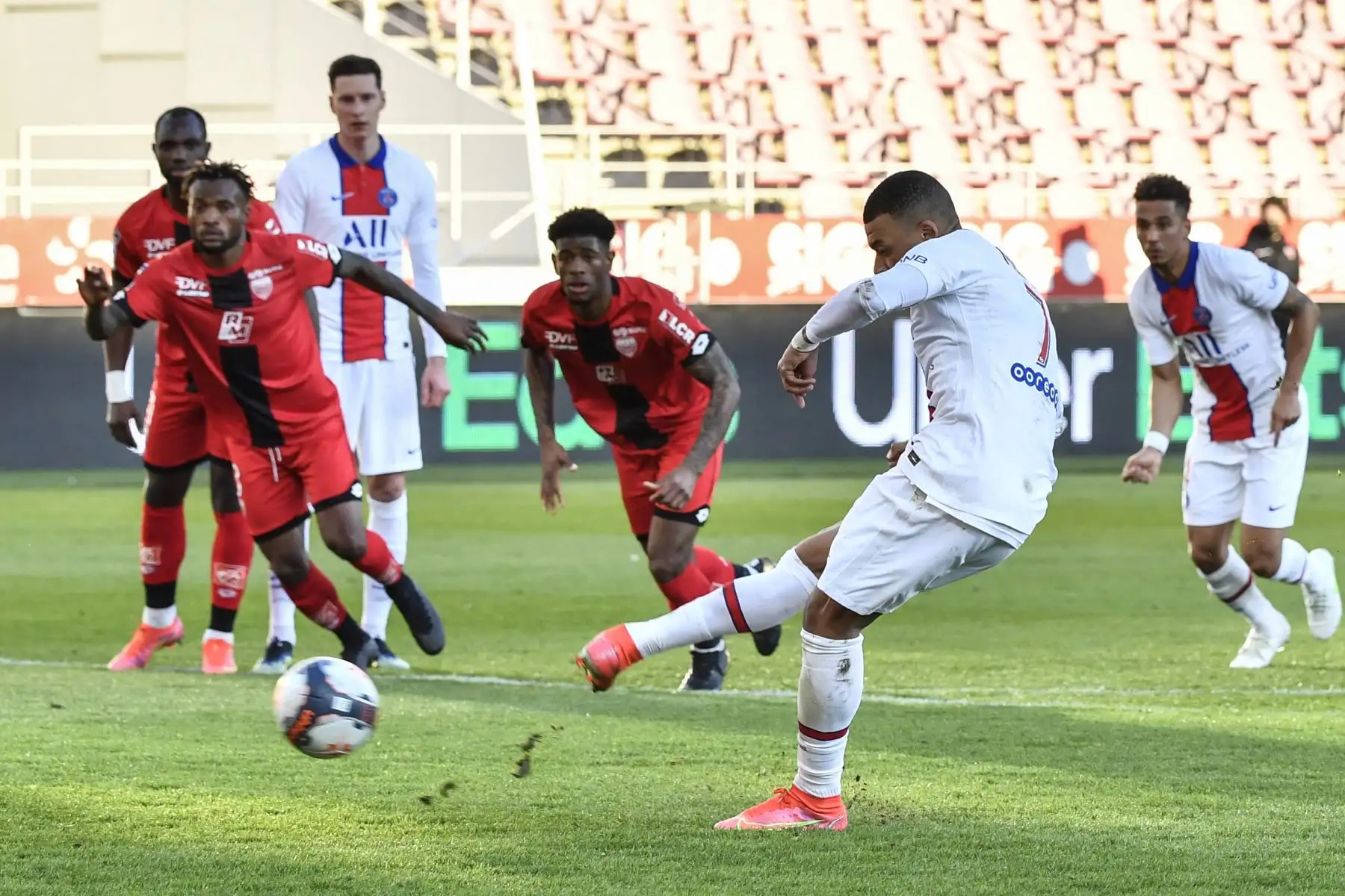 El delantero francés del Paris Saint-Germain, Kylian Mbappé, dispara y anota un penalti durante el partido de fútbol francés L1 entre Dijon (DFCO) y Paris Saint-Germain (PSG).
Foto: AFP