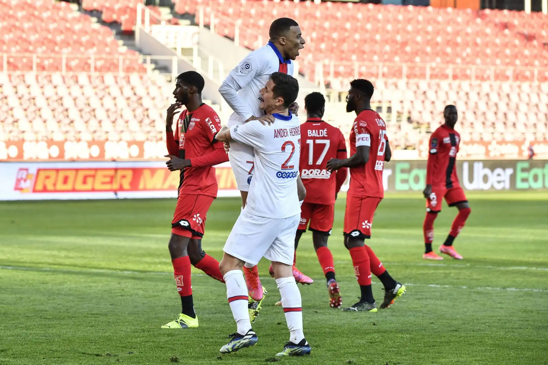 El delantero francés del Paris Saint-Germain Kylian Mbappé (arriba) celebra con el centrocampista español del Paris Saint-Germain, Ander Herrera, tras marcar un penalti durante el partido de fútbol francés L1 entre Dijon (DFCO) y Paris Saint-Germain (PSG).
Foto: AFP