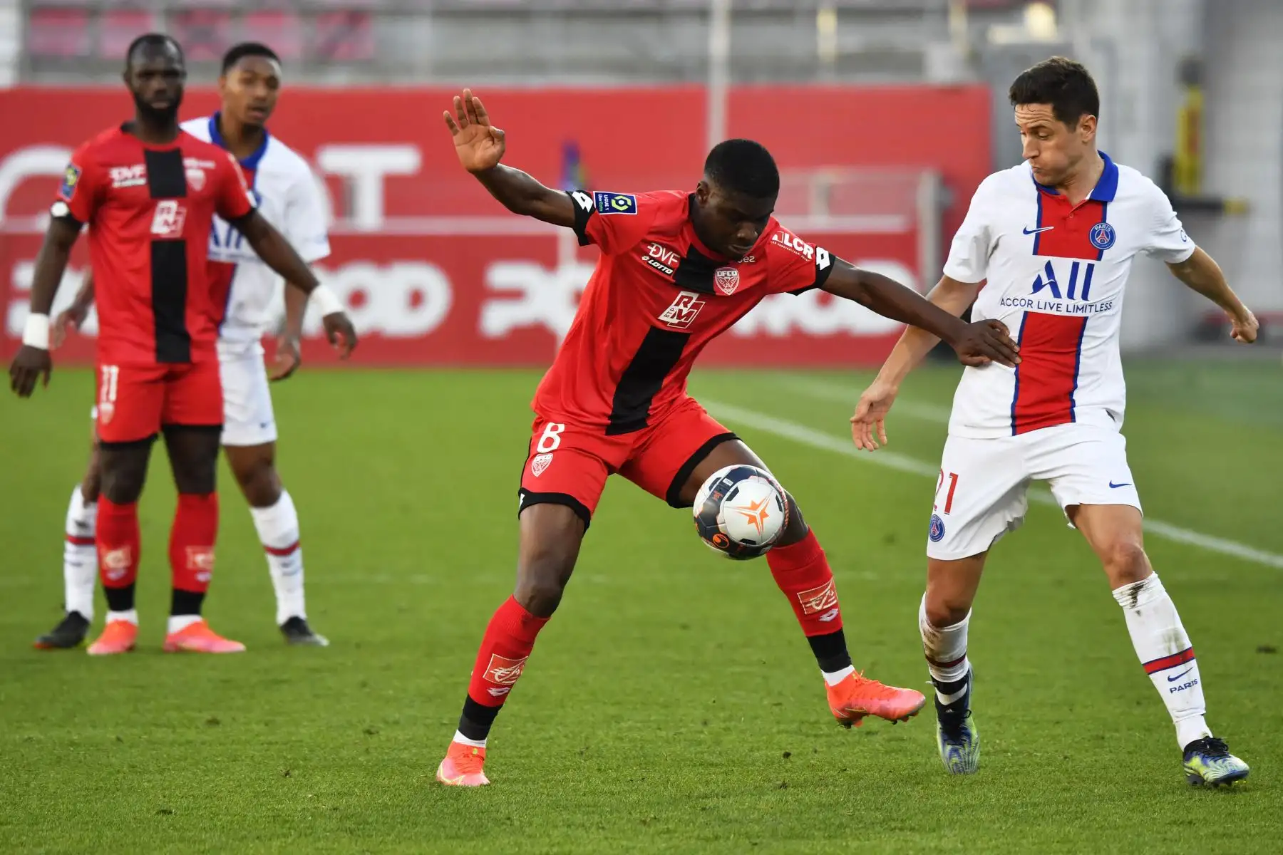 El centrocampista francés de Dijon Eric Junior Dina-Ebimbe compite por el balón con el centrocampista español del Paris Saint-Germain Ander Herrera durante el partido de fútbol francés L1 entre Dijon (DFCO) y Paris Saint-Germain (PSG) .
Foto: AFP