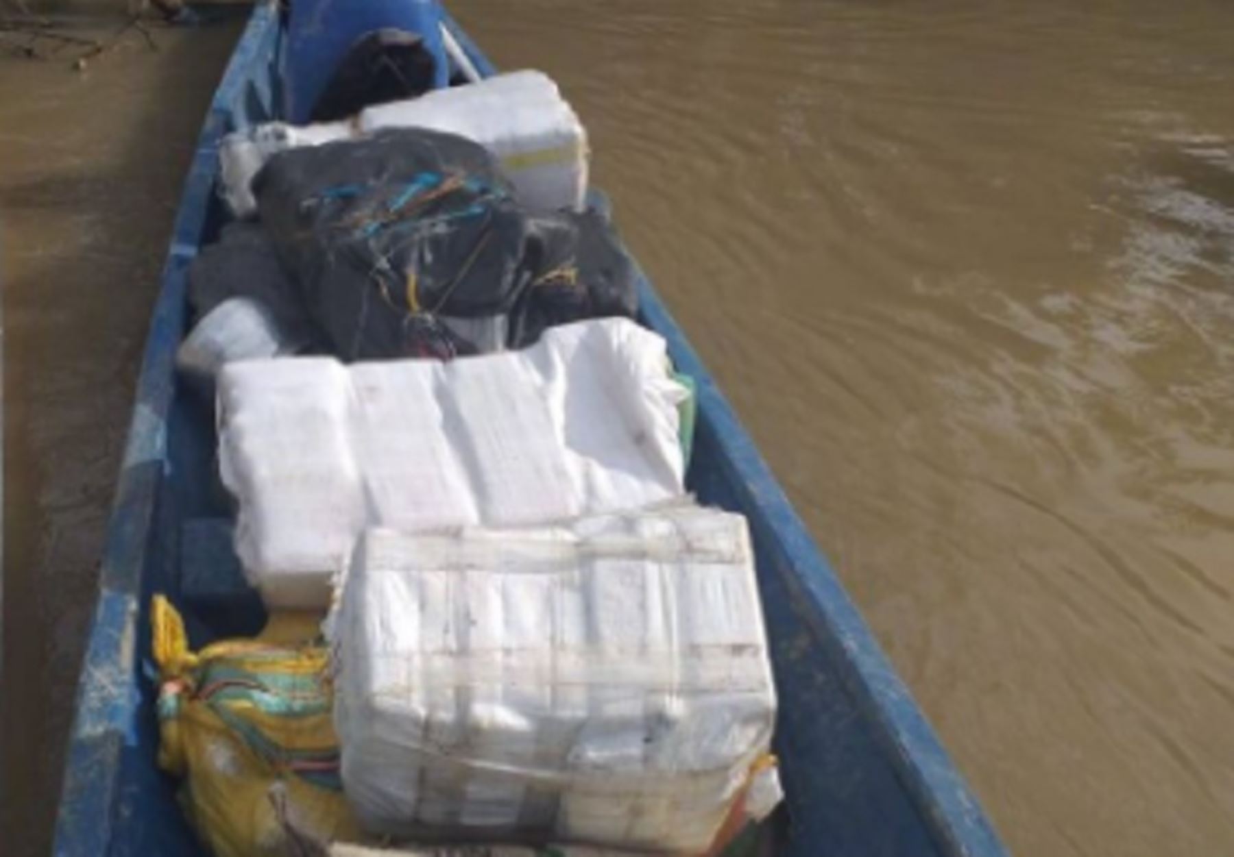 Capitanía de Puerto de Iquitos interviene embarcación con 312 kilos de marihuana.