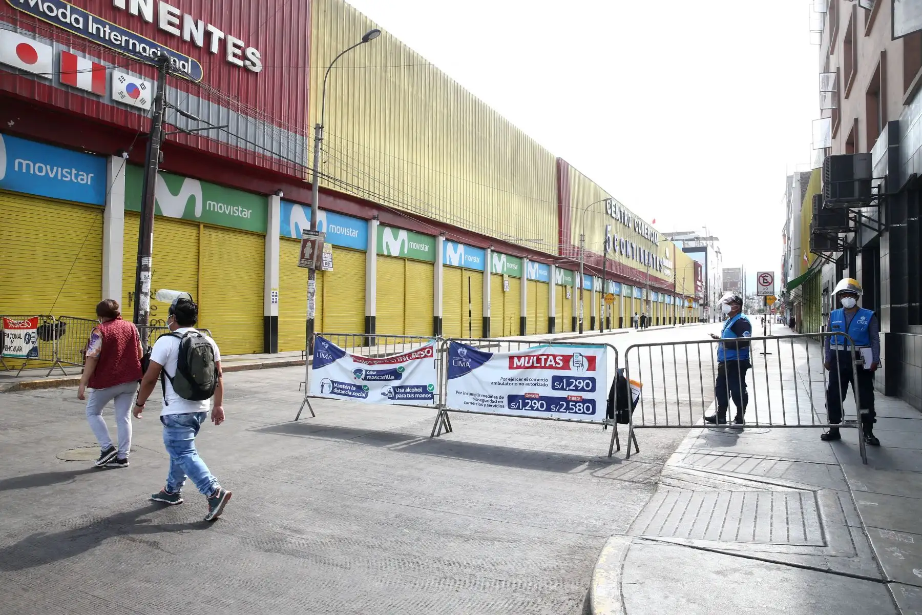 Hoy es el último día de la cuarentena establecida por el Gobierno para enfrentar el covid-19 en Lima Metropolitana, el Callao y demás provincias consideradas en nivel de alerta extremo. Imagen de la Av. Grau.
Foto: ANDINA/Vidal Tarqui