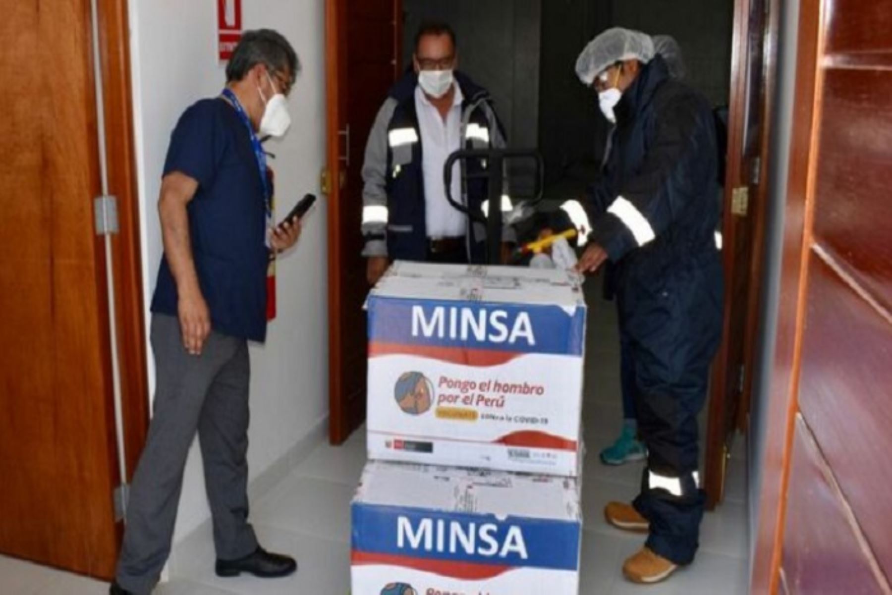 Las vacunas remitidas por el Minsa completarán la vacunación del personal de salud de los hospitales Hipólito Unanue y Daniel Alcides Carrión (EsSalud) y de los establecimientos de salud.