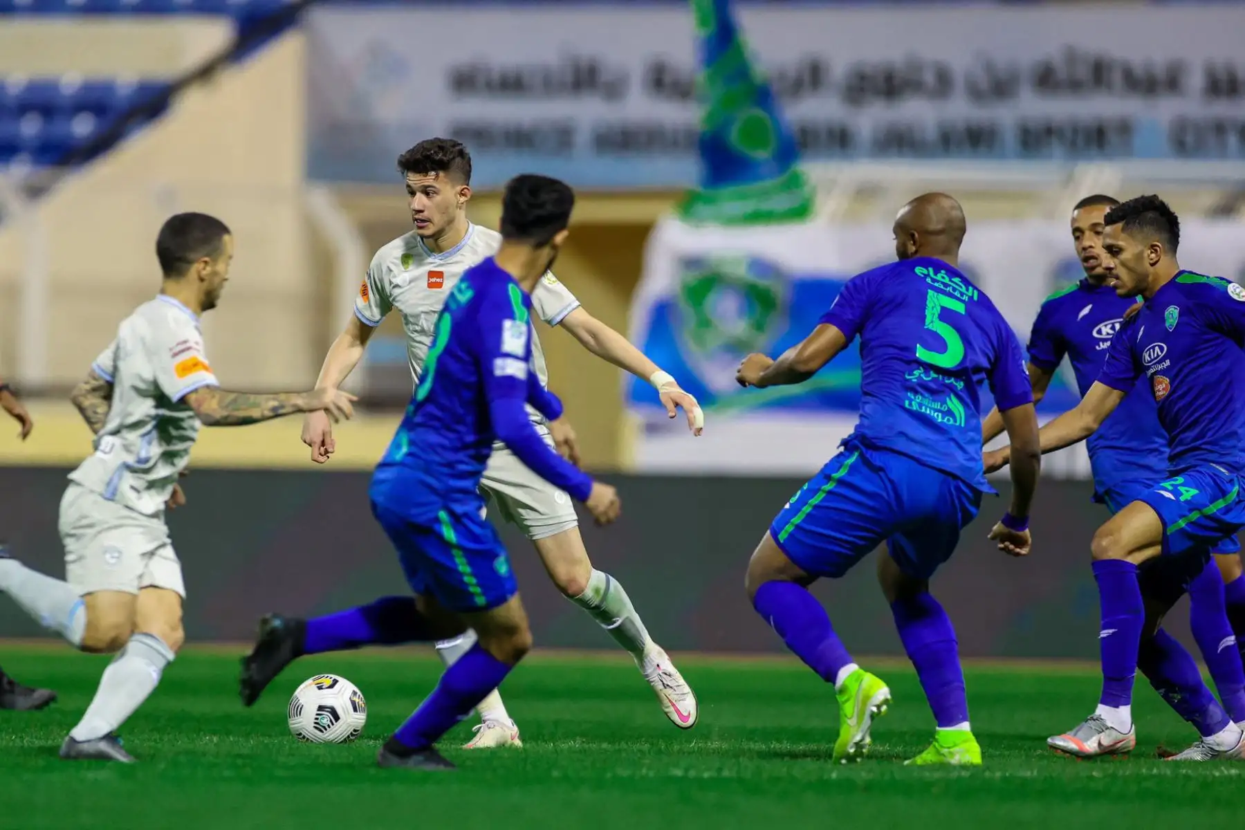 Los volantes de la selección peruana, Christian Cueva y André Carrillo, protagonizaron un interesante duelo, por la jornada 21 de la Primera División de Arabia Saudita.
En partido intenso,  el Al-Hilal de André Carrillo gano 5 a 2 al Al-Fateh de Christian Cueva  en el Estadio Prince Abdullah bin Jalawi. 
Foto : @Alhilal_FC