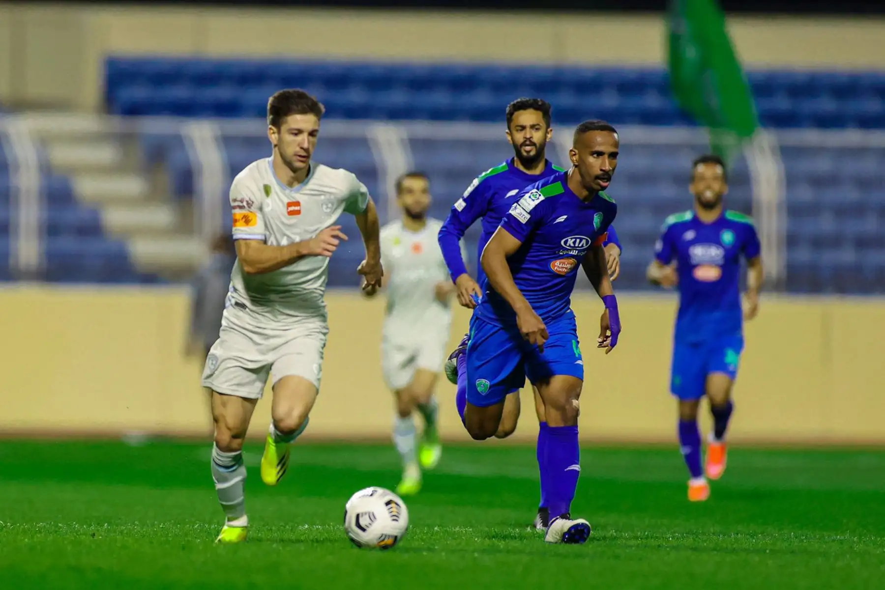 Los volantes de la selección peruana, Christian Cueva y André Carrillo, protagonizaron un interesante duelo, por la jornada 21 de la Primera División de Arabia Saudita.
En partido intenso,  el Al-Hilal de André Carrillo gano 5 a 2 al Al-Fateh de Christian Cueva  en el Estadio Prince Abdullah bin Jalawi. 
Foto : @Alhilal_FC