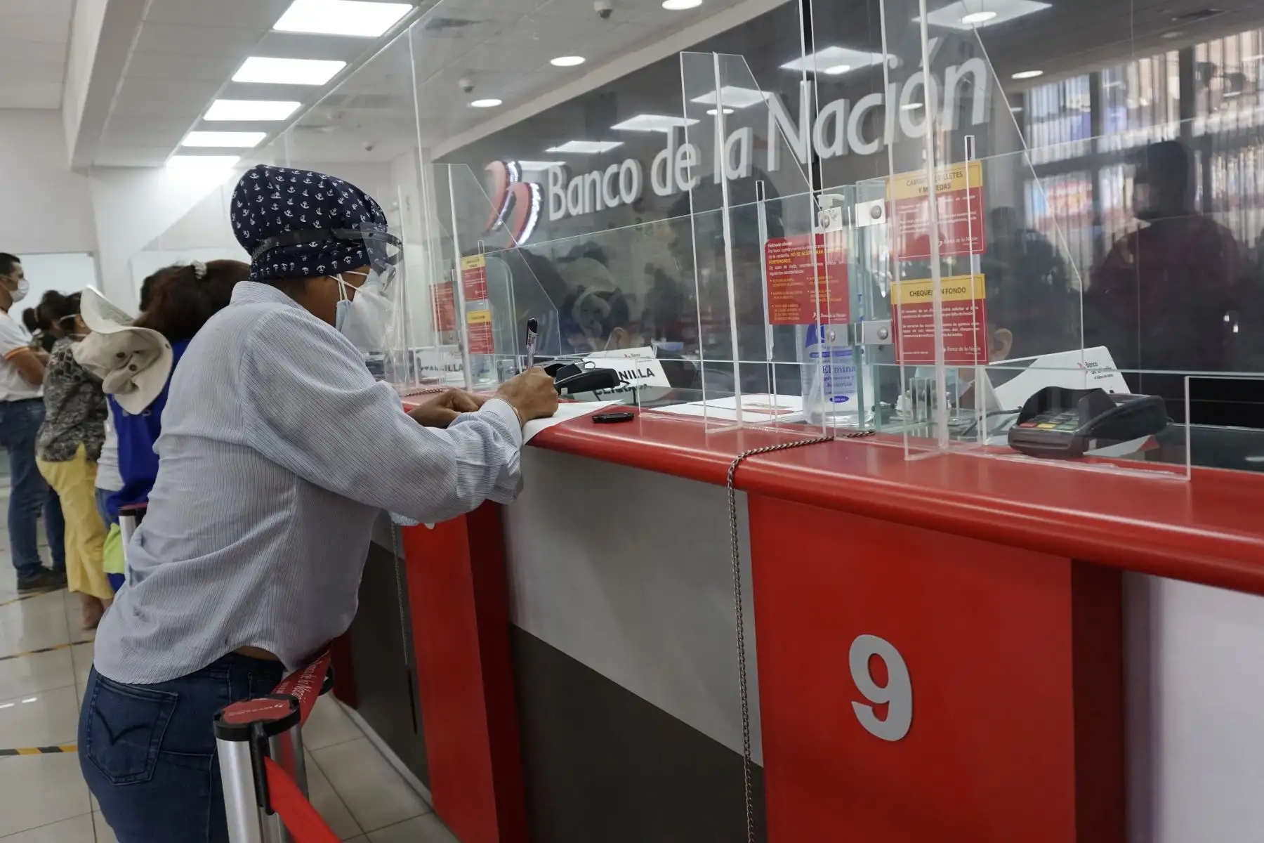 La campaña Agencias Libres del Banco de la Nación busca orientar a todos los beneficiarios del Bono 600 para que ubiquen los locales más cercanos y con menor afluencia de público visitando la página web.
Foto: Banco de la Nación