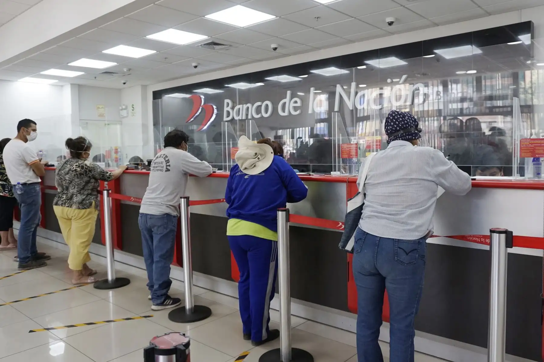 La campaña Agencias Libres del Banco de la Nación busca orientar a todos los beneficiarios del Bono 600 para que ubiquen los locales más cercanos y con menor afluencia de público visitando la página web.
Foto: Banco de la Nación