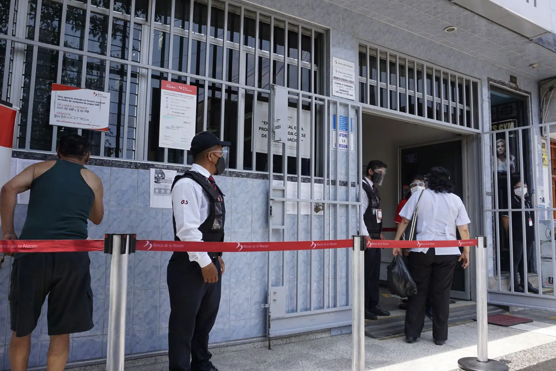 La campaña Agencias Libres del Banco de la Nación busca orientar a todos los beneficiarios del Bono 600 para que ubiquen los locales más cercanos y con menor afluencia de público visitando la página web.
Foto: Banco de la Nación